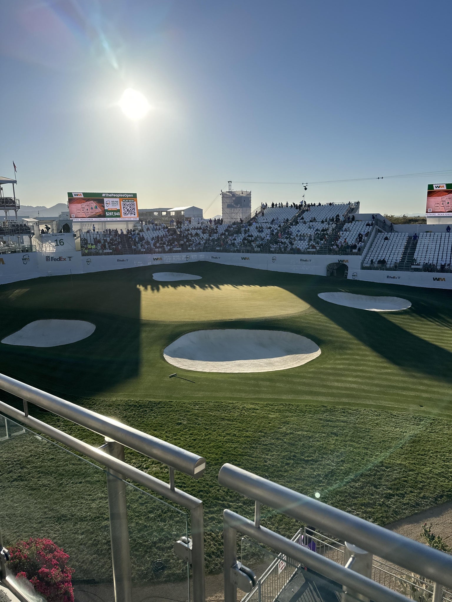 Vue réelle des fans prise de la Skybox 16 GA au site TPC Scottsdale par Tracey T