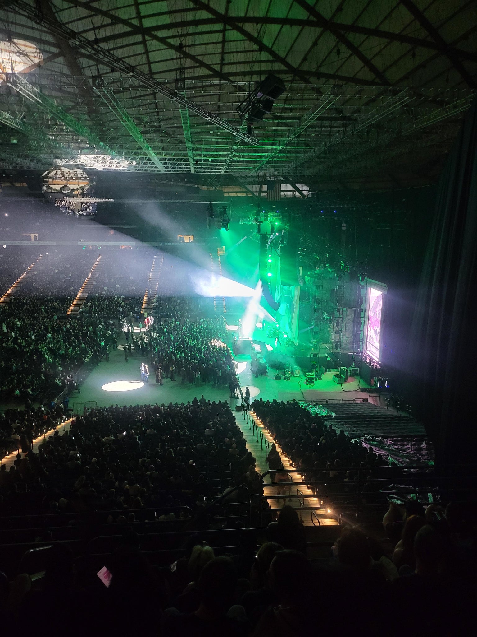 Vue réelle des fans prise de la Section 219 au site Tacoma Dome par Ikaika B