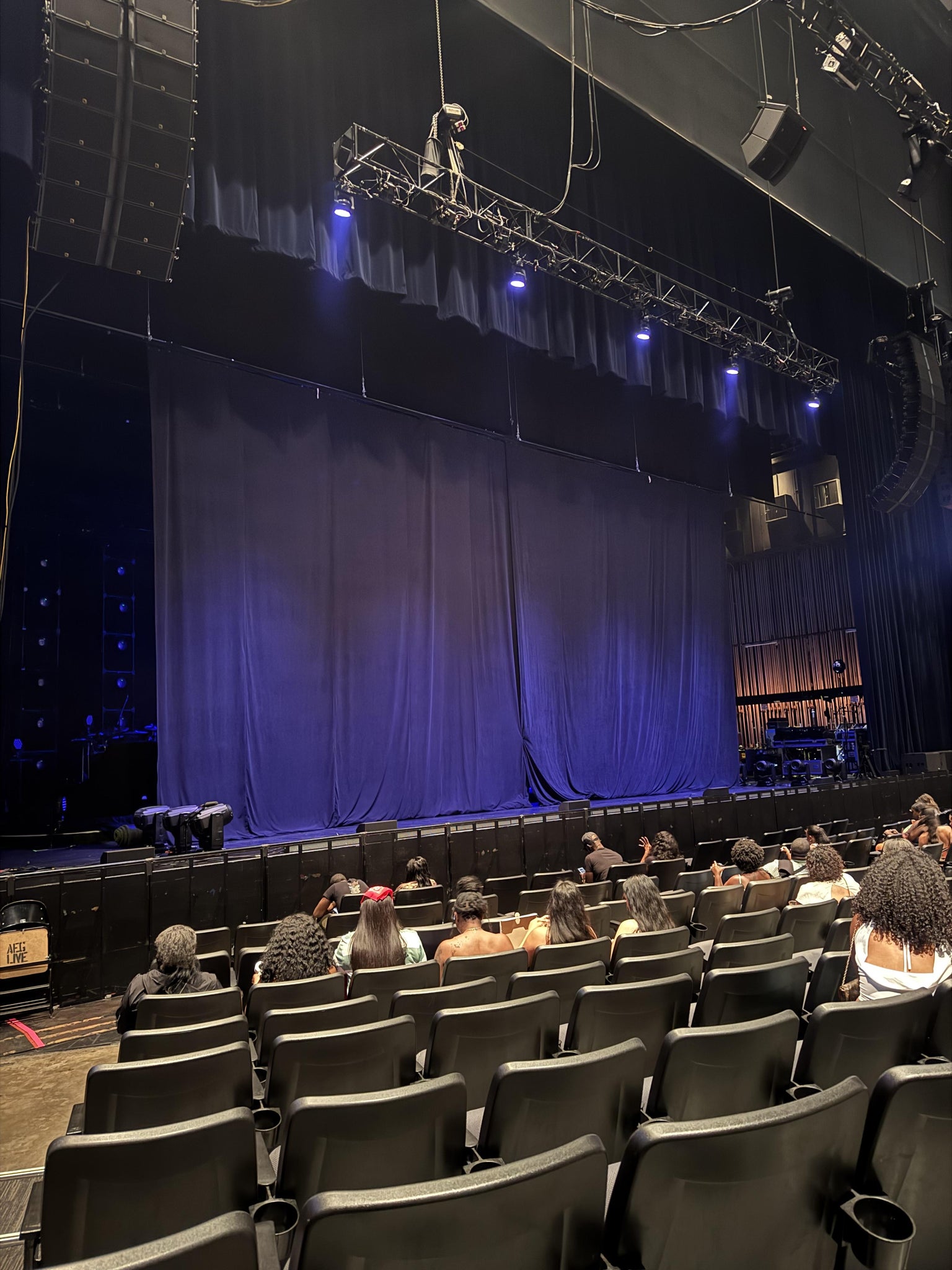 Vue réelle des fans prise de la Section 104 au site Texas Trust CU Theatre par Jasmine R