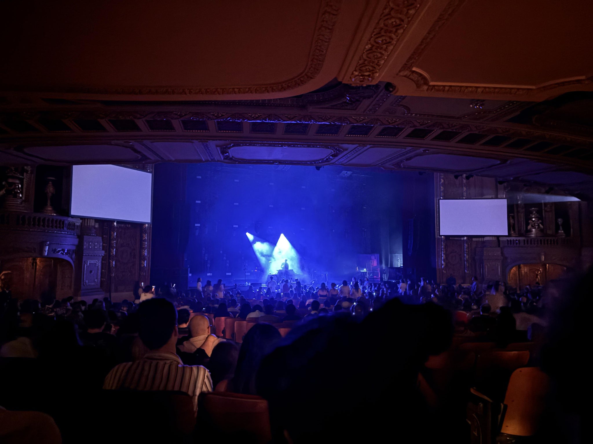 Vue réelle des fans prise de la Main Floor 2 L au site The Chicago Theatre par David F