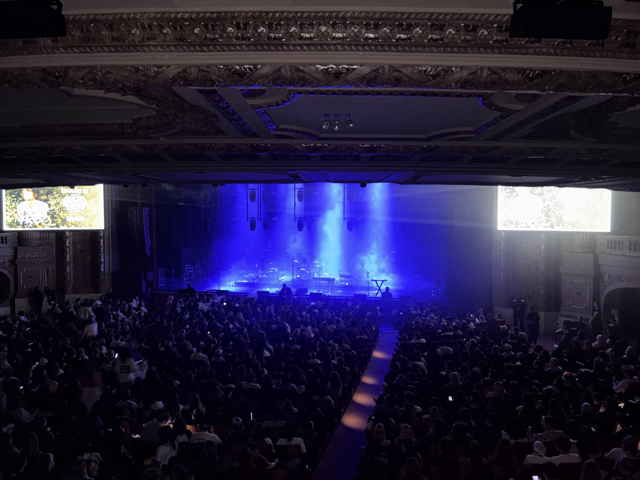Vue réelle des fans prise de la Mezzanine Box 106 au site The Chicago Theatre par Marissa H