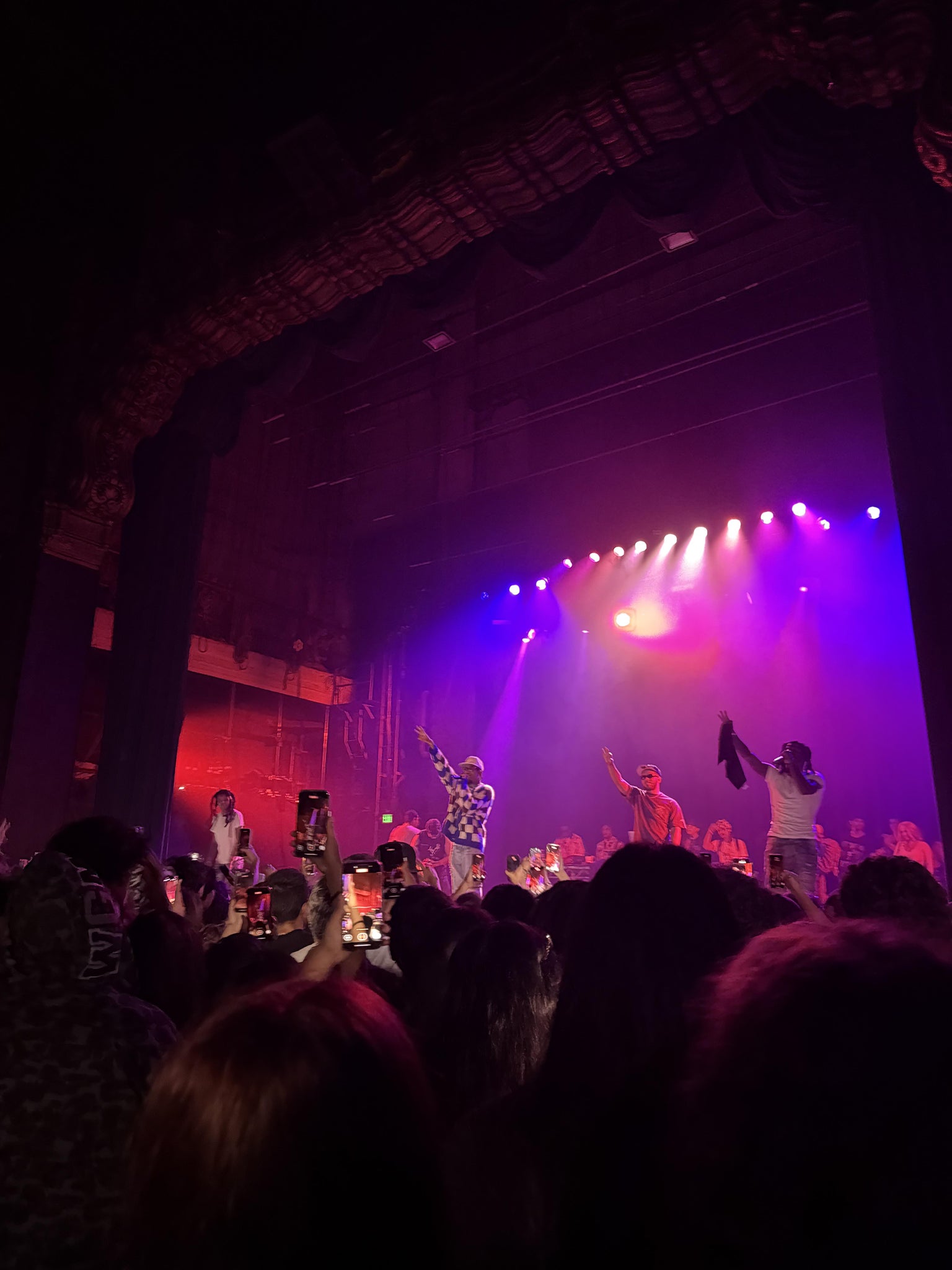 Vue réelle des fans prise de la General Admission au site The Fonda Theatre par Kailey R