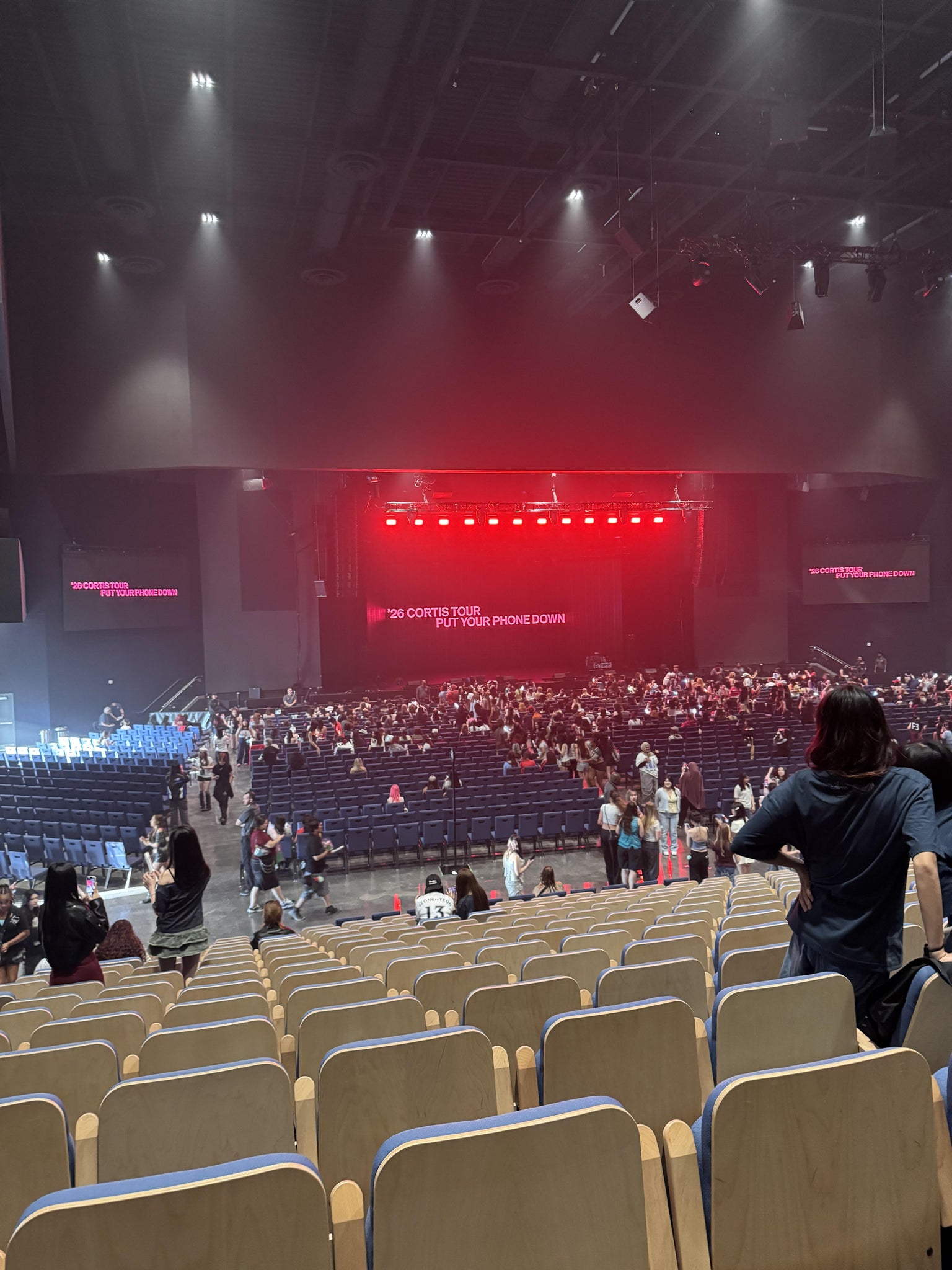 Vue réelle des fans prise de la Grandstand 4 au site The Theatre at Great Canadian Casino Resort Toronto par Yvette S