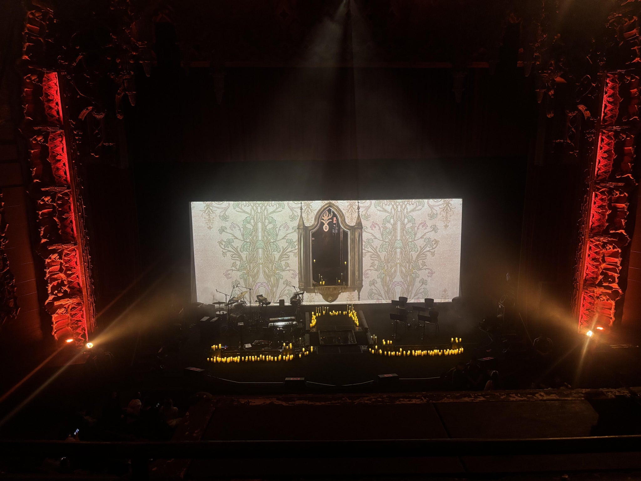 Vue réelle des fans prise de la Lower Balcony Center au site The United Theater on Broadway par Mireya G