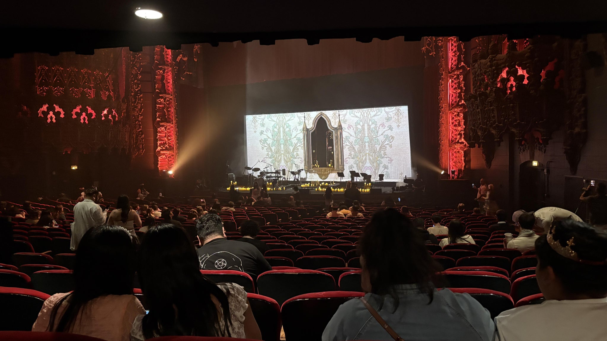 Vue réelle des fans prise de la Orchestra Right au site The United Theater on Broadway par Andres D