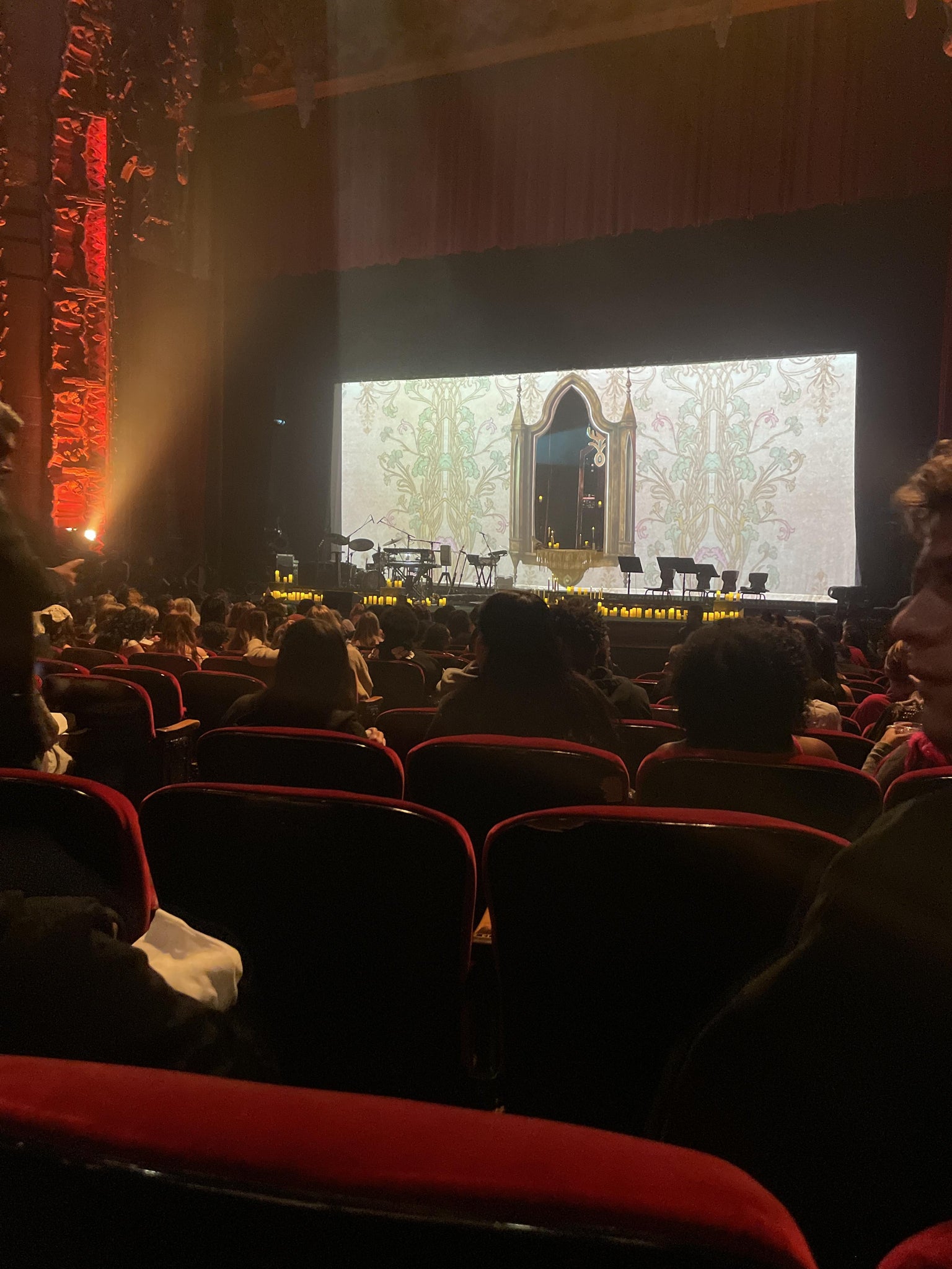 Vue réelle des fans prise de la Orchestra Right au site The United Theater on Broadway par Jazmine S