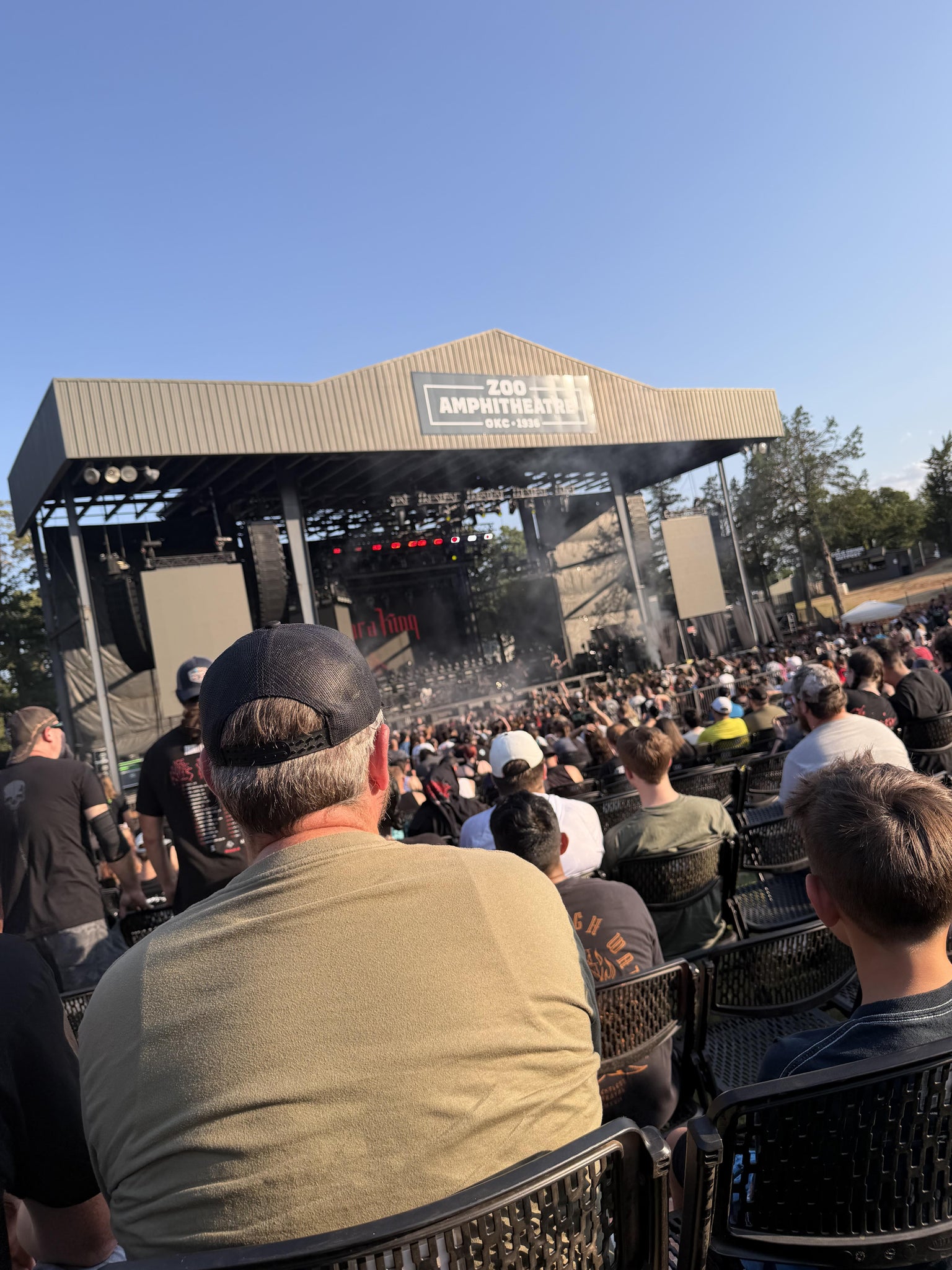 Vue réelle des fans prise de la Section 2 au site The Zoo Amphitheatre par Anthony W