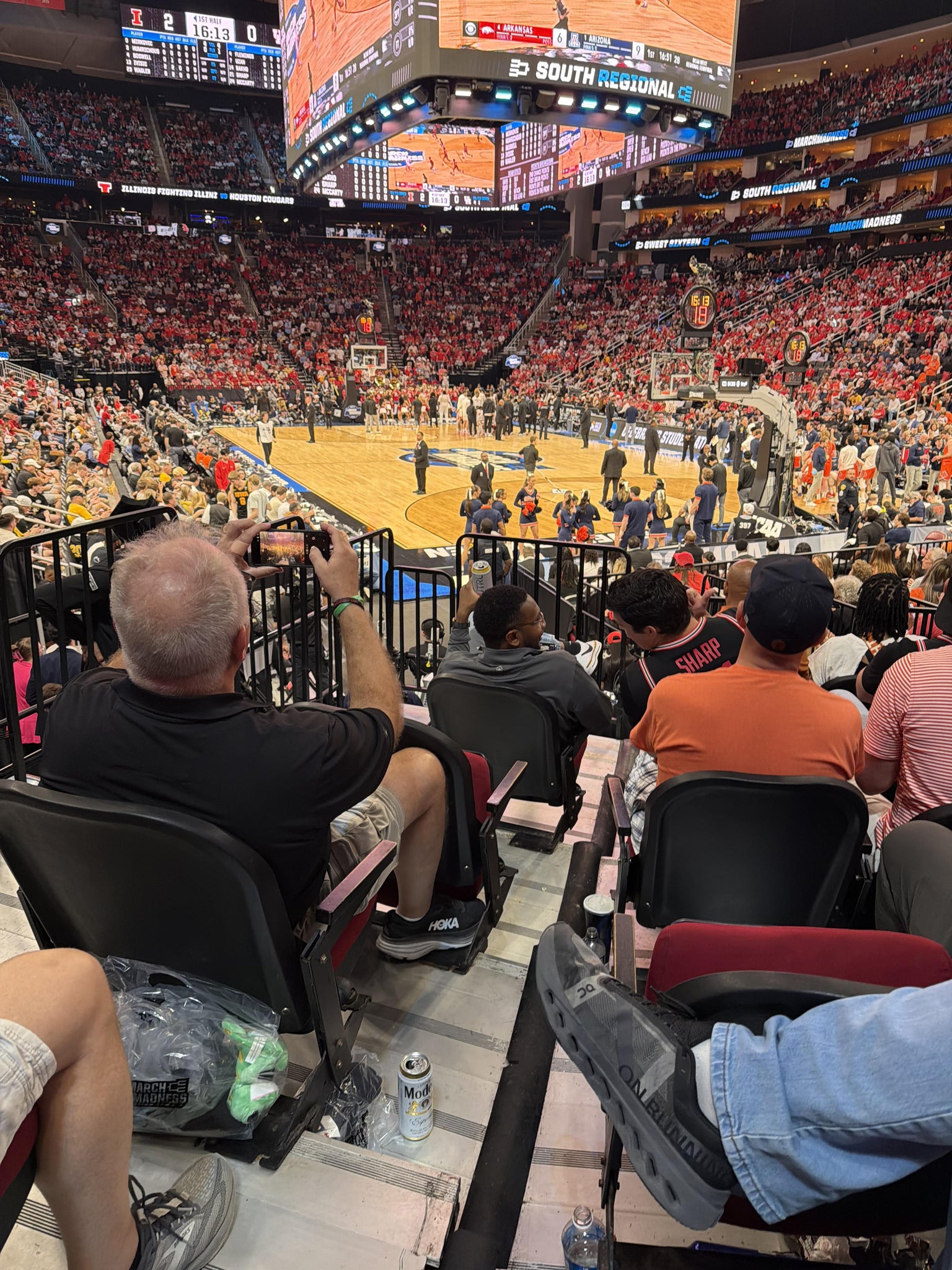 Vue réelle des fans prise de la Section 102 au site Toyota Center par Nicholas A
