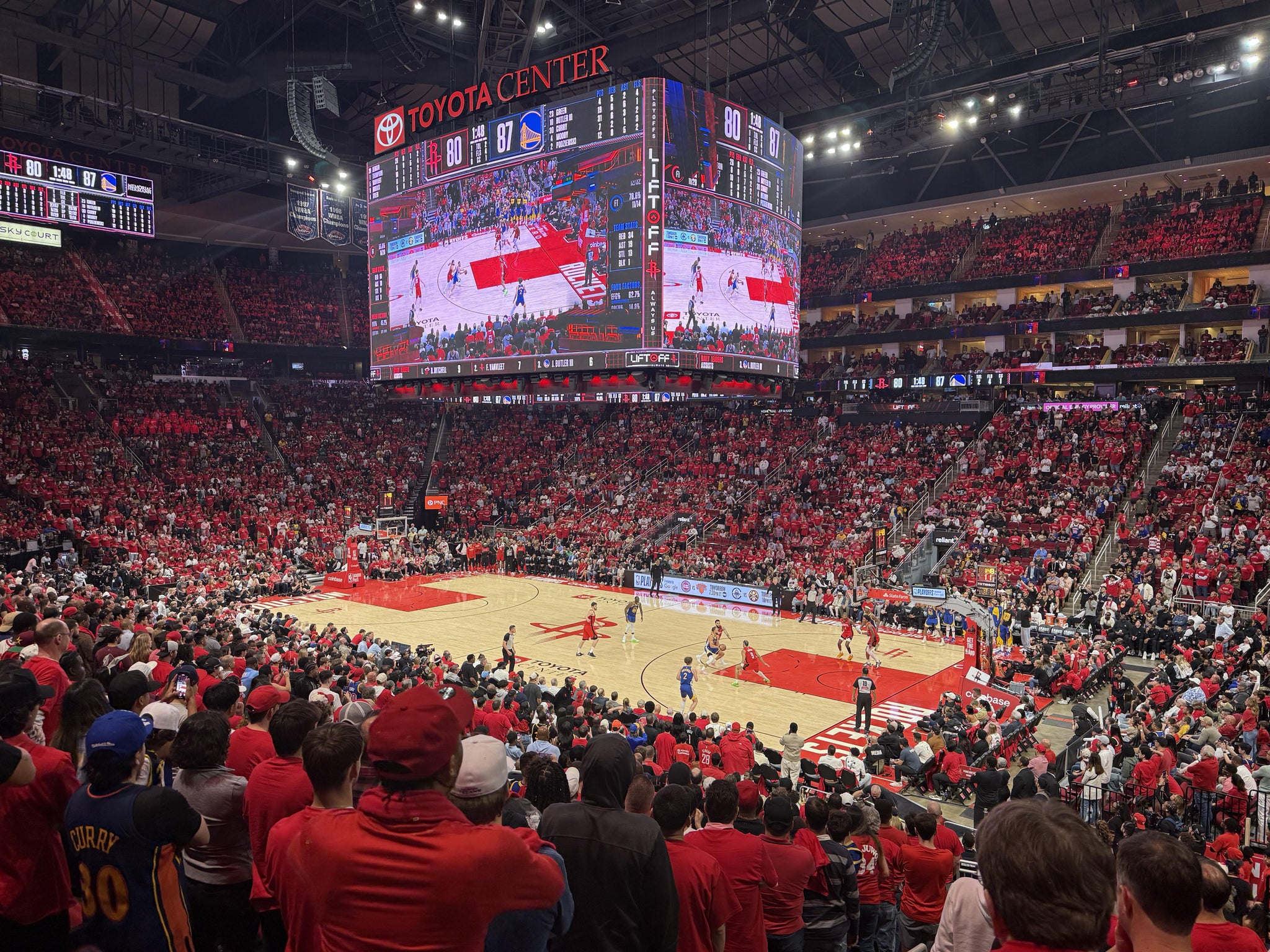 Vue réelle des fans prise de la Section 103 au site Toyota Center par Ryan R