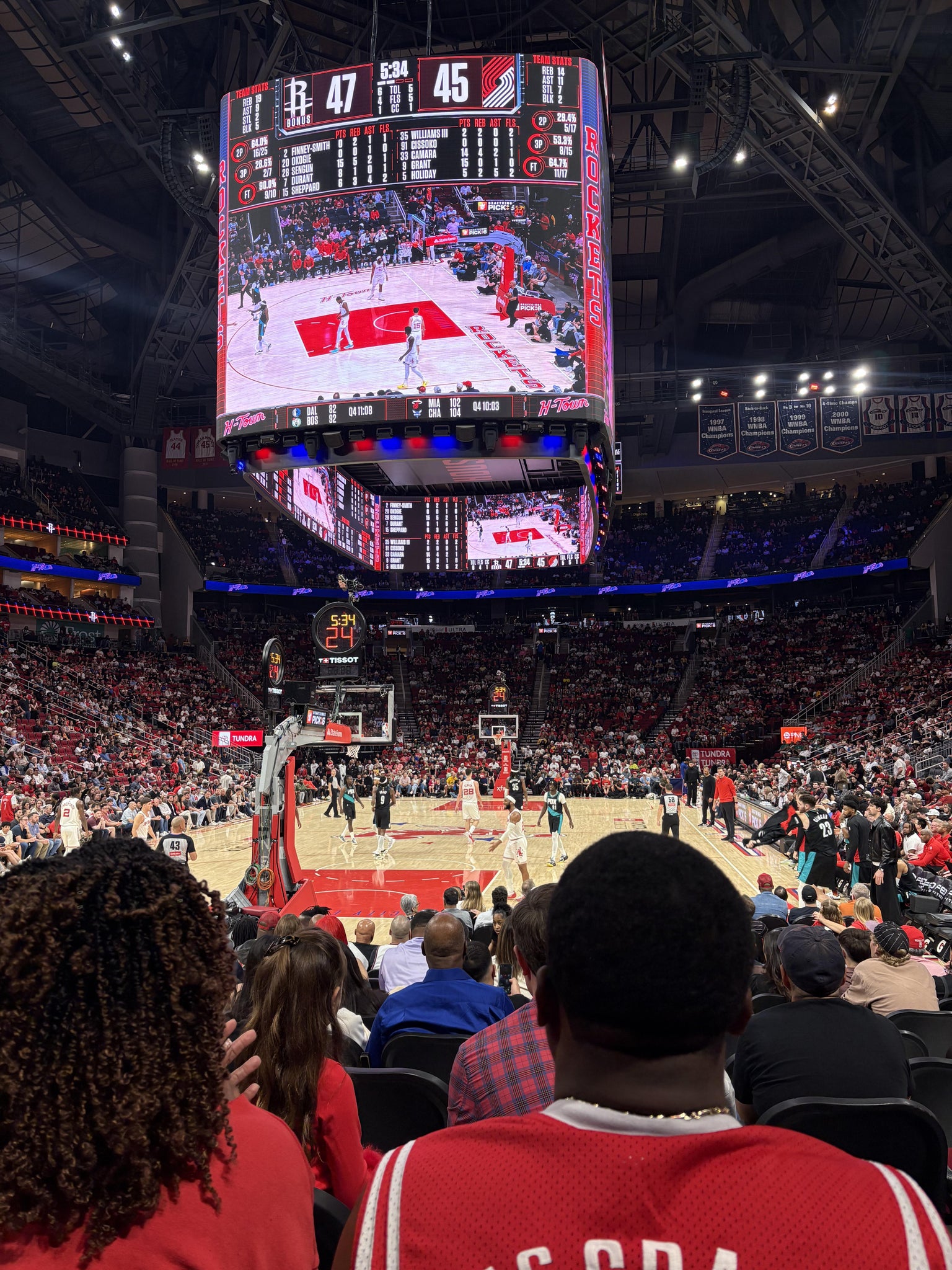 Vue réelle des fans prise de la Section C 126 au site Toyota Center par Jasmine T