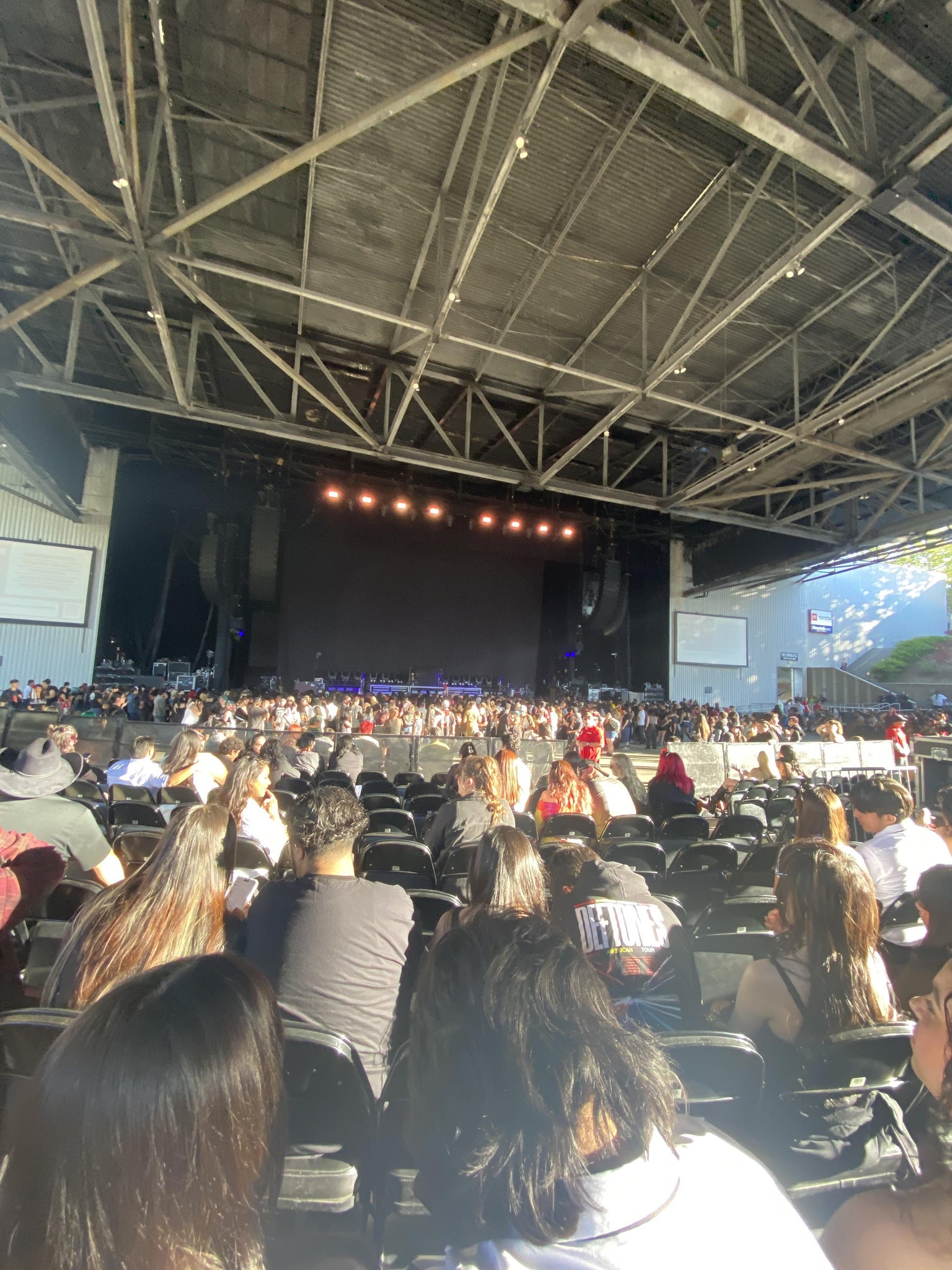 Vue réelle des fans prise de la Lower 105 au site Toyota Pavilion at Concord par Mauricio D