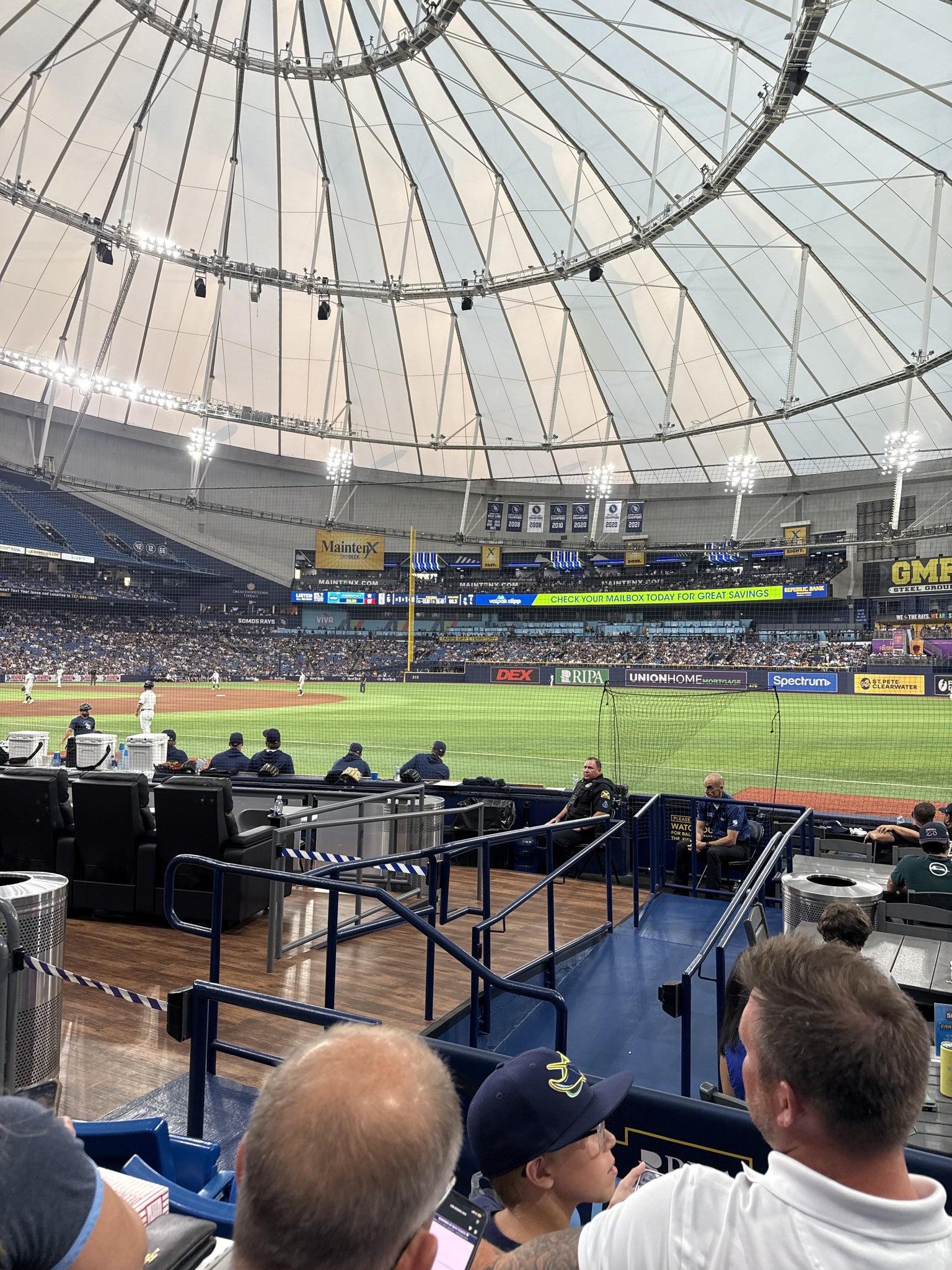 Vue réelle des fans prise de la Section 130 au site Tropicana Field par Viana R
