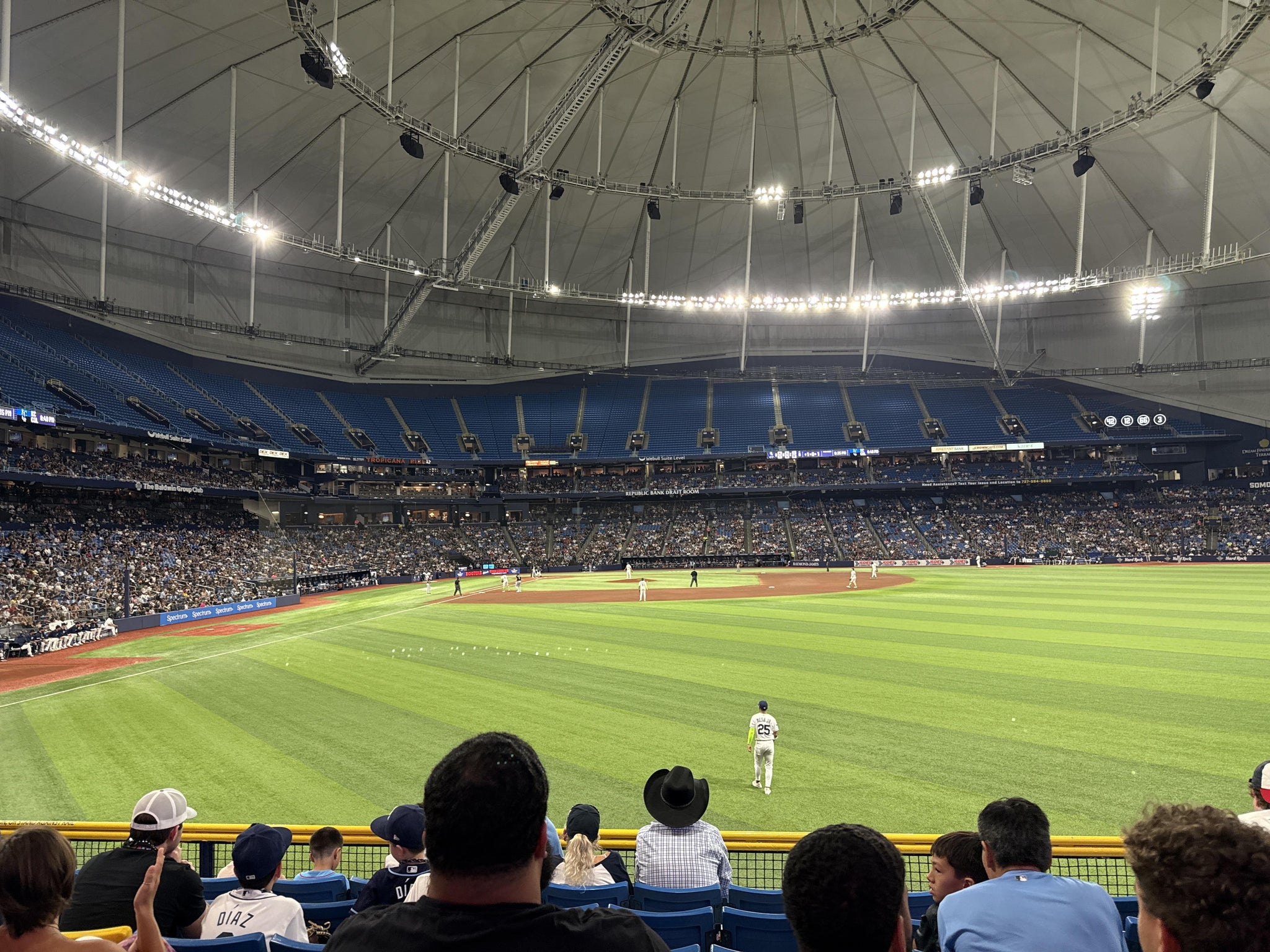Vue réelle des fans prise de la Section 144 au site Tropicana Field par Arturo R