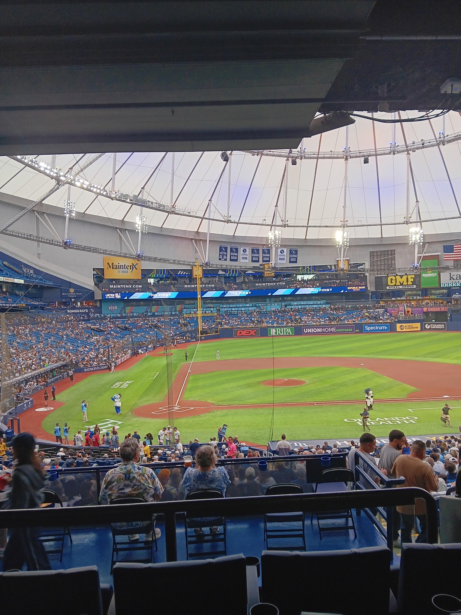 Vue réelle des fans prise de la Club 110 au site Tropicana Field par Johnie C