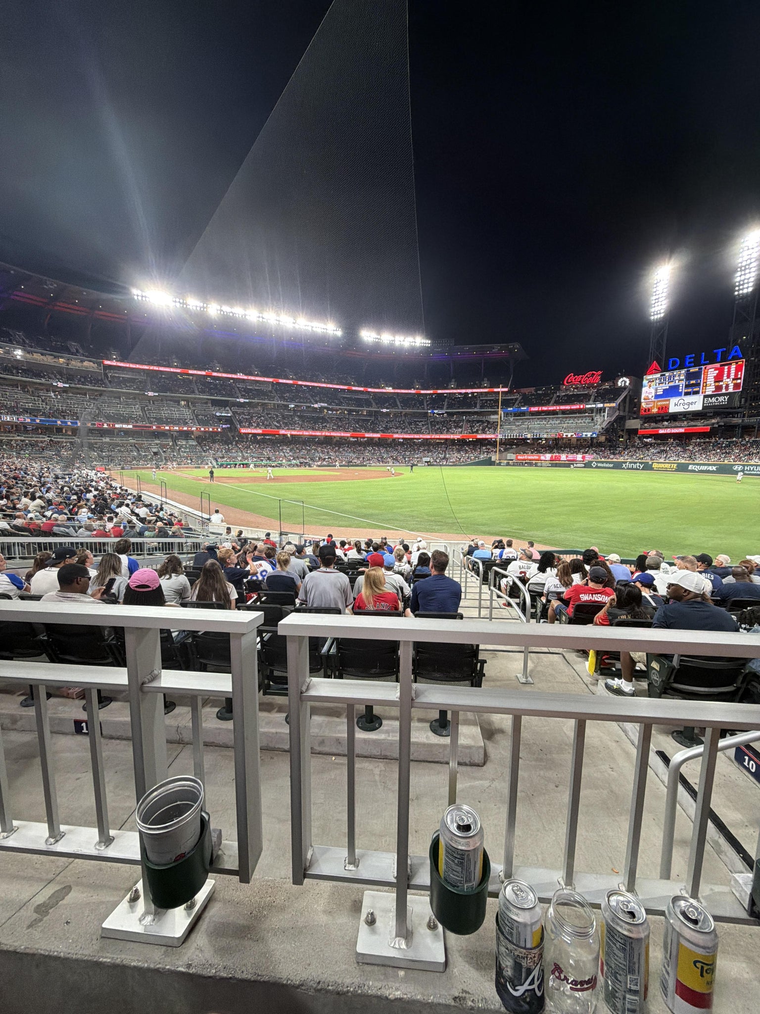 Vue réelle des fans prise de la Section 110 au site Truist Park par Chandler S