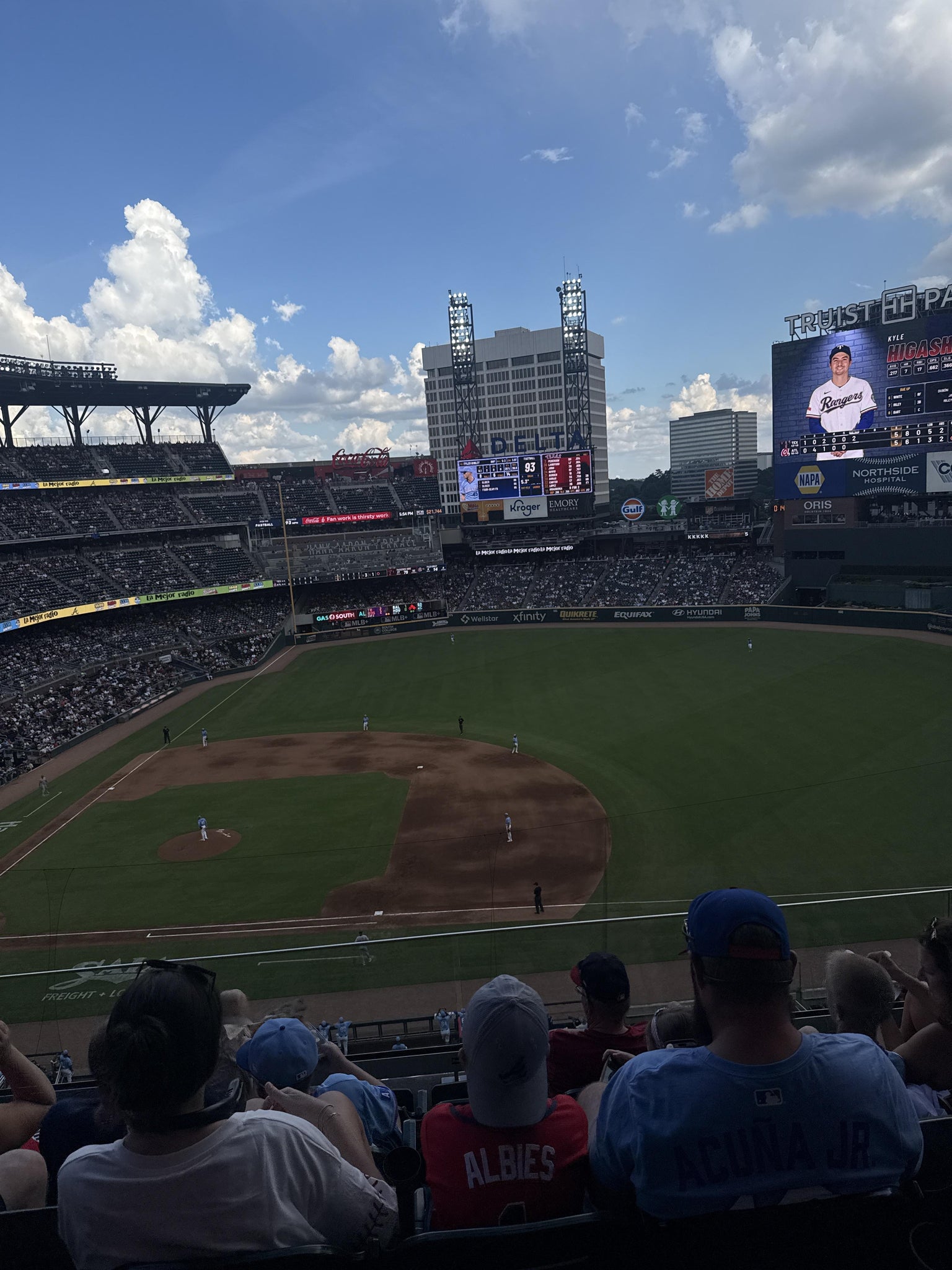 Vue réelle des fans prise de la Section 318 au site Truist Park par Antionna P