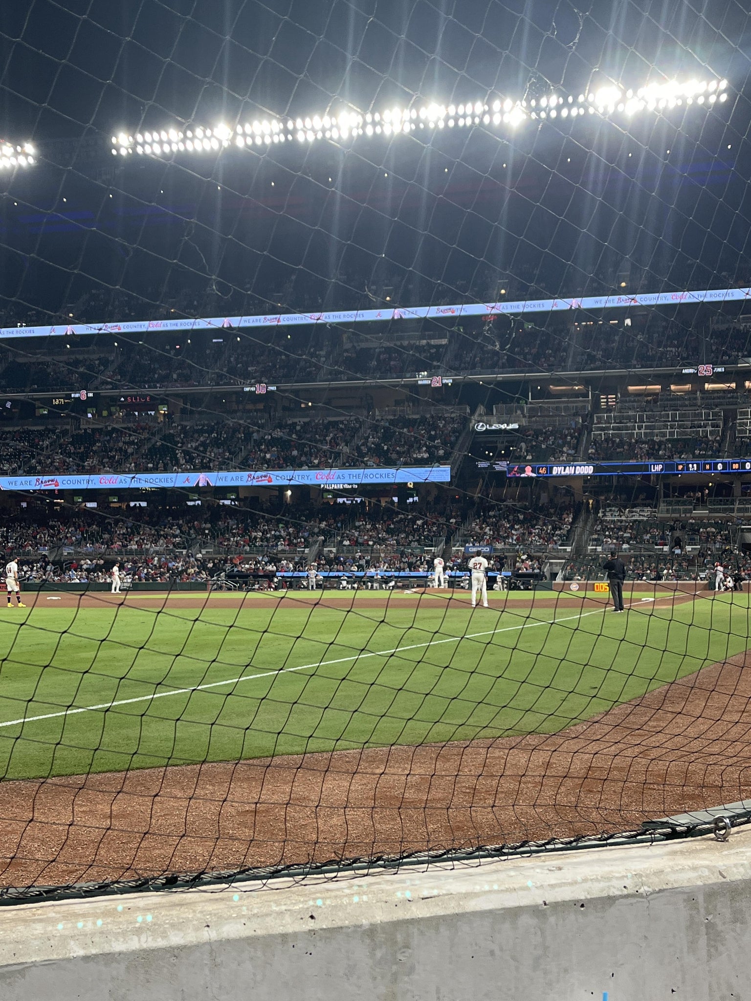 Vue réelle des fans prise de la Dugout Corner 41 au site Truist Park par Chuck H