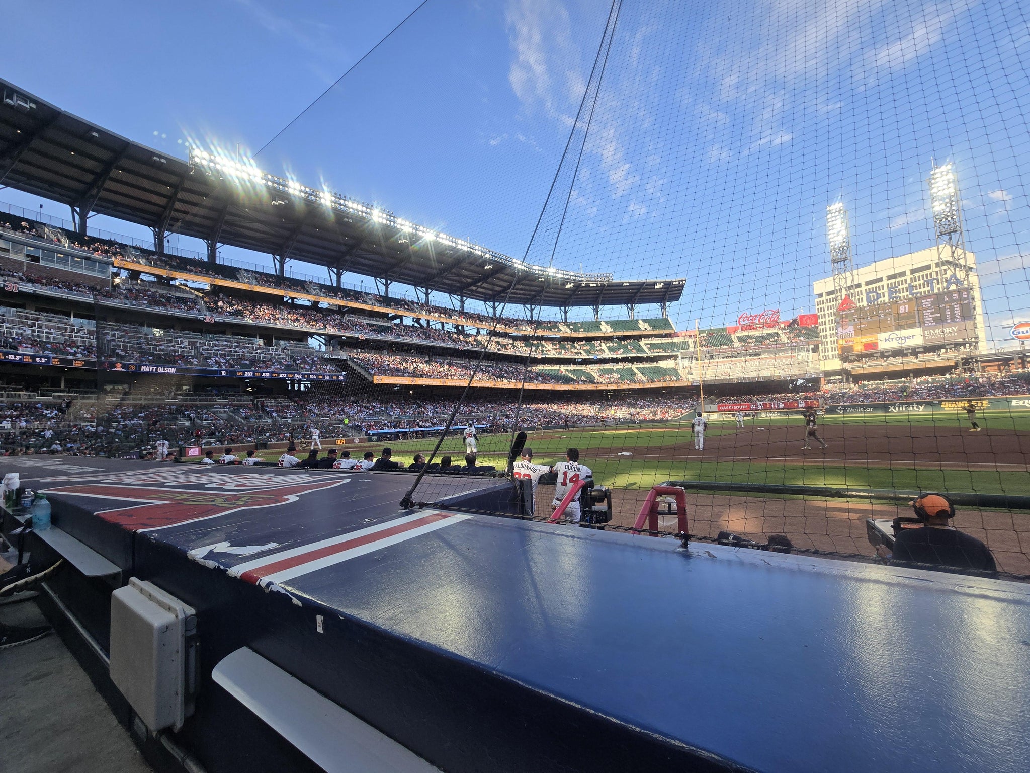 Vue réelle des fans prise de la Dugout Infield 17 au site Truist Park par Charles F