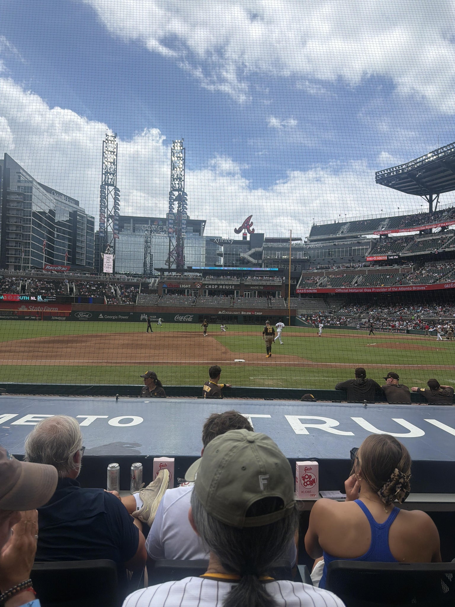 Vue réelle des fans prise de la Dugout Infield 33 au site Truist Park par Iris U