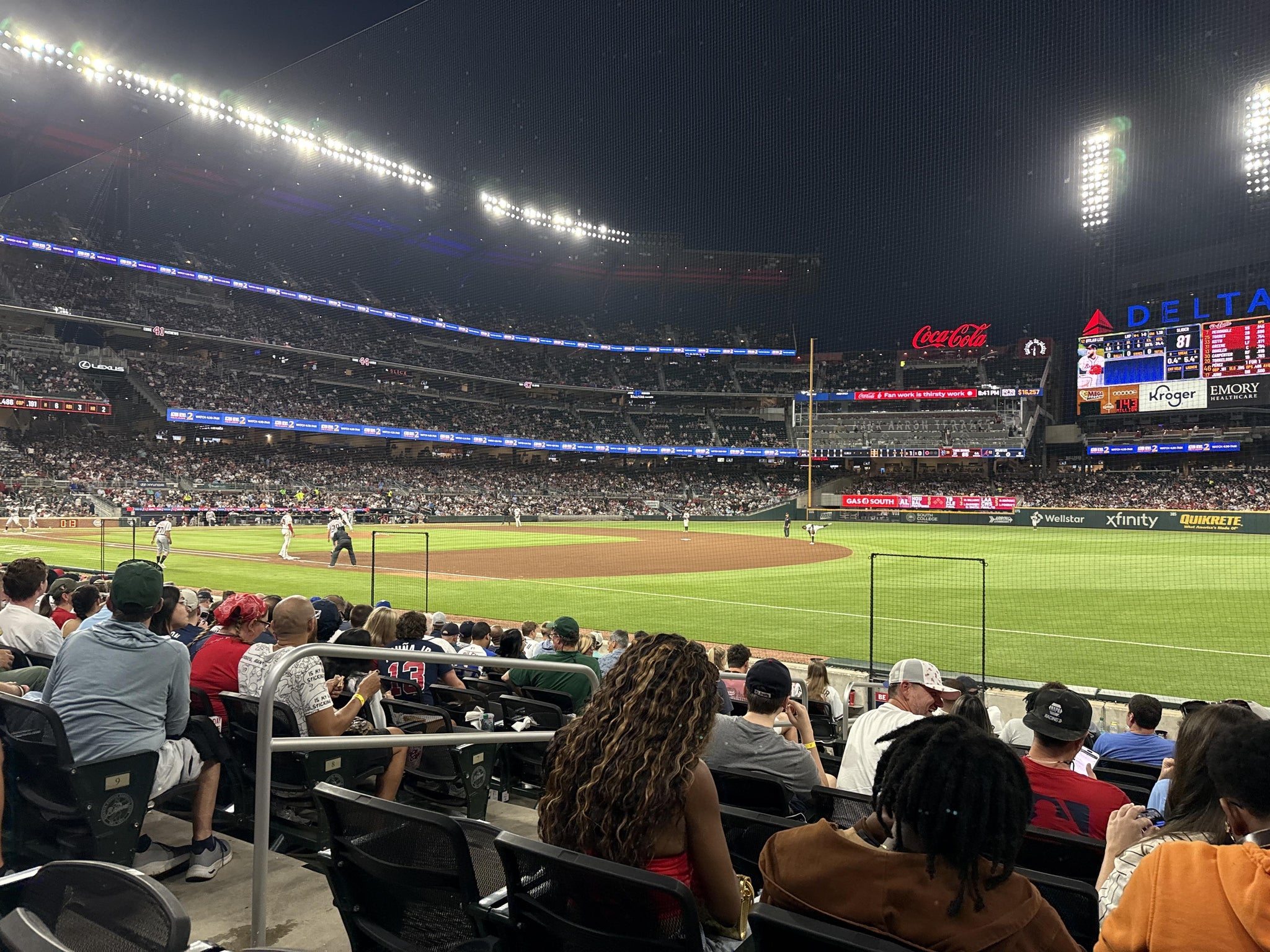 Vue réelle des fans prise de la Dugout Reserved 14 au site Truist Park par Dinah S