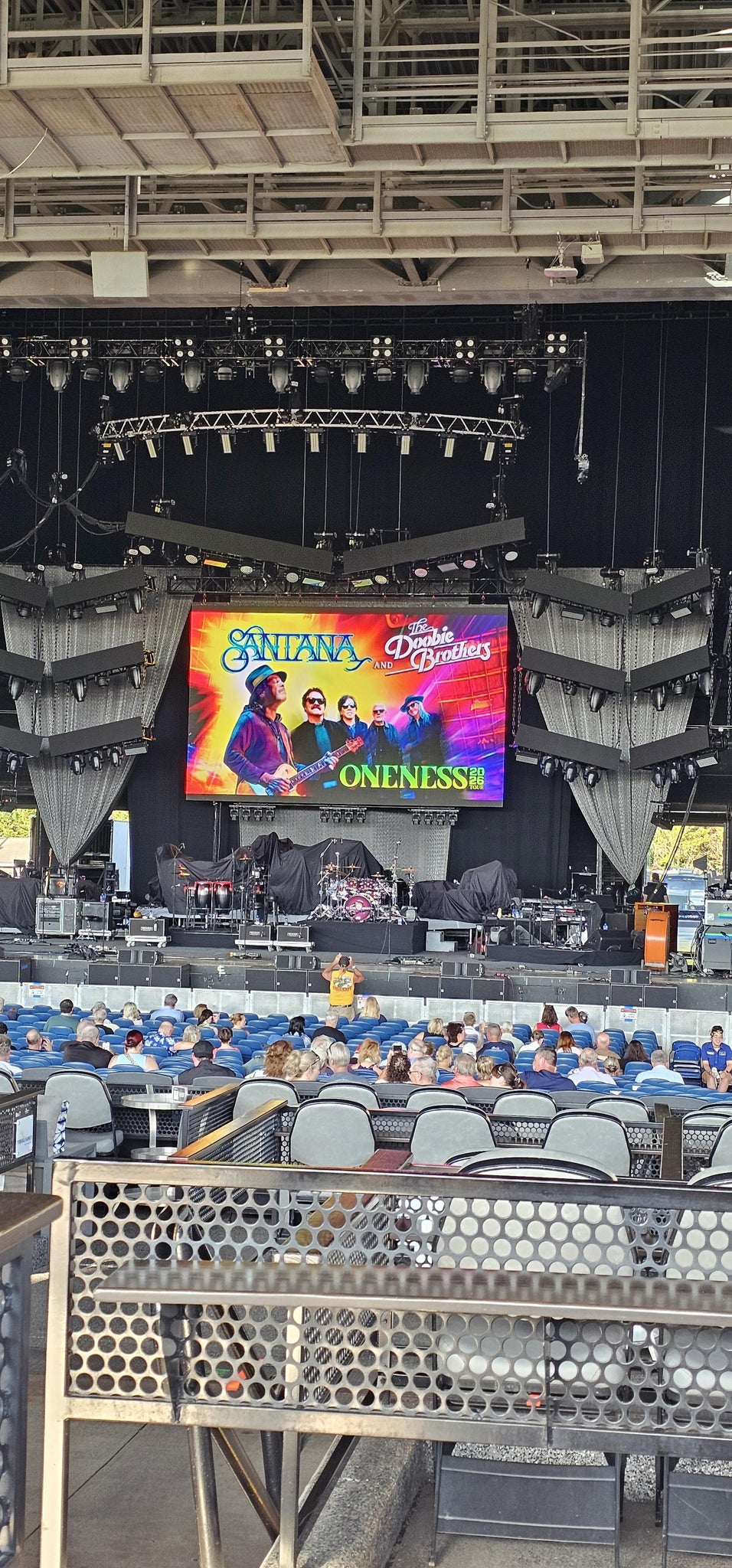 Vue réelle des fans prise de la VIP Box 69 au site Truliant Amphitheater par Timothy M