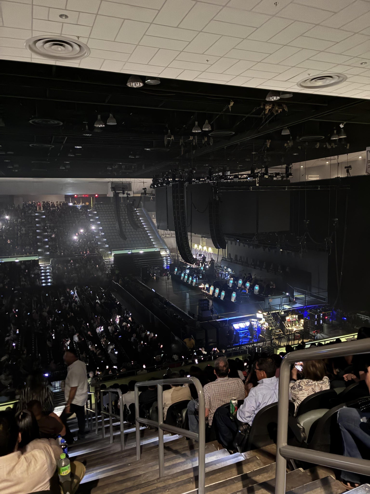 Vue réelle des fans prise de la Section 203 au site Tucson Arena par Me S