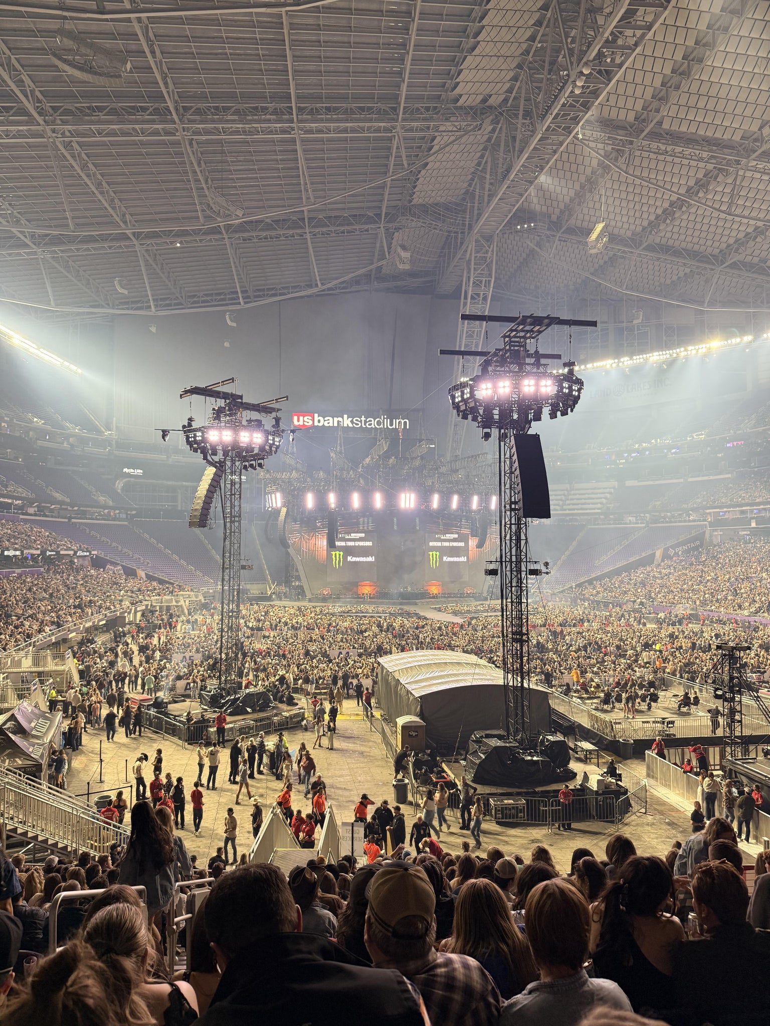 Vue réelle des fans prise de la Section 121 au site U.S. Bank Stadium par Rashed E