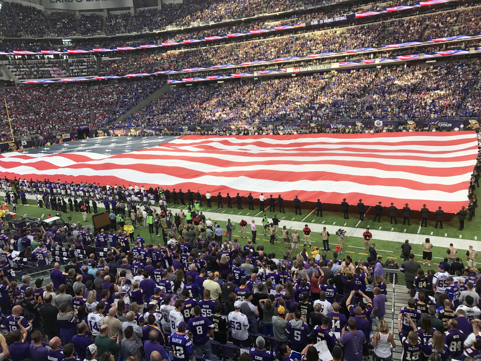 Vue réelle des fans prise de la Section 128 au site U.S. Bank Stadium par William B