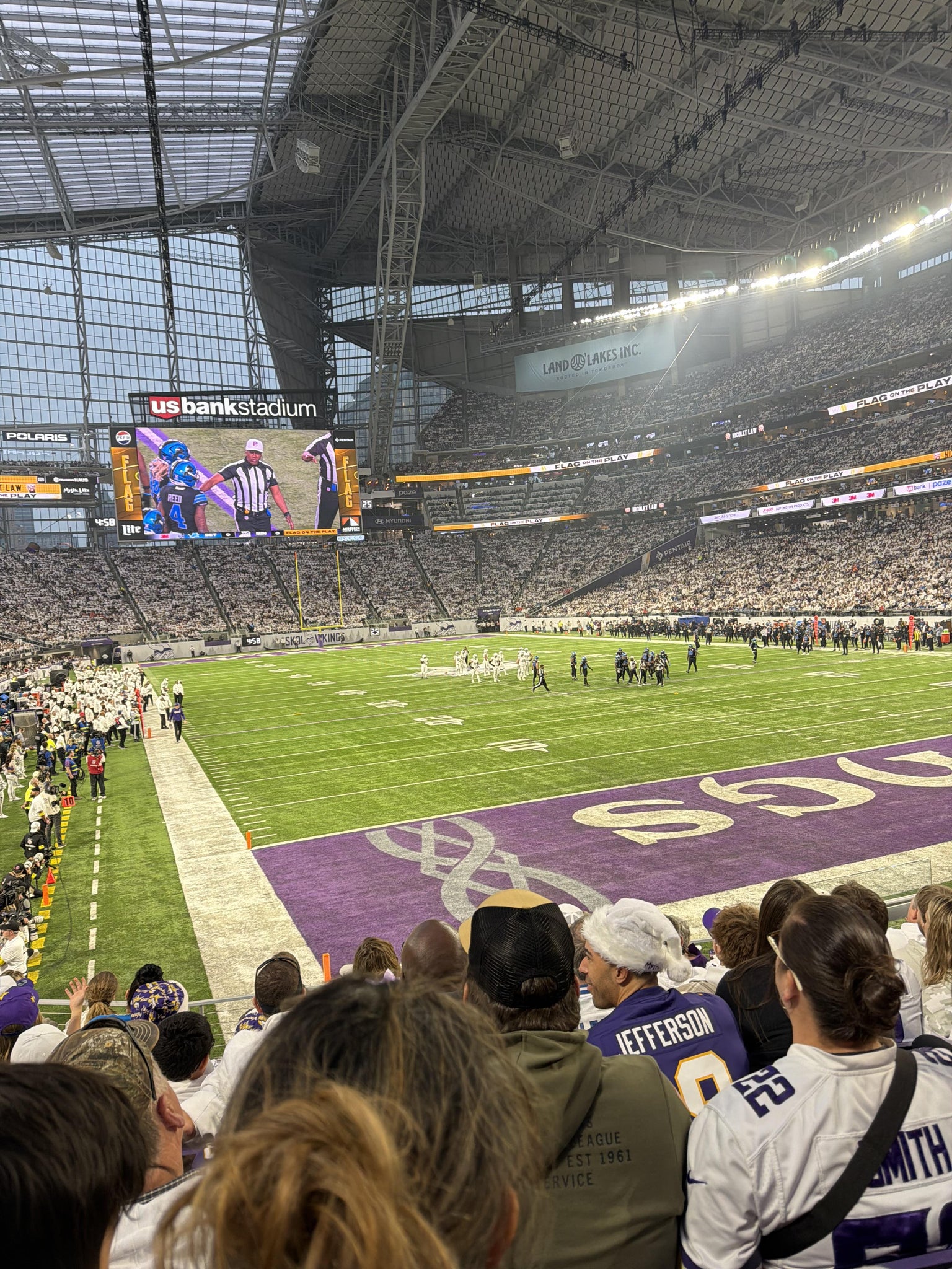 Vue réelle des fans prise de la Section 140 au site U.S. Bank Stadium par Luis S