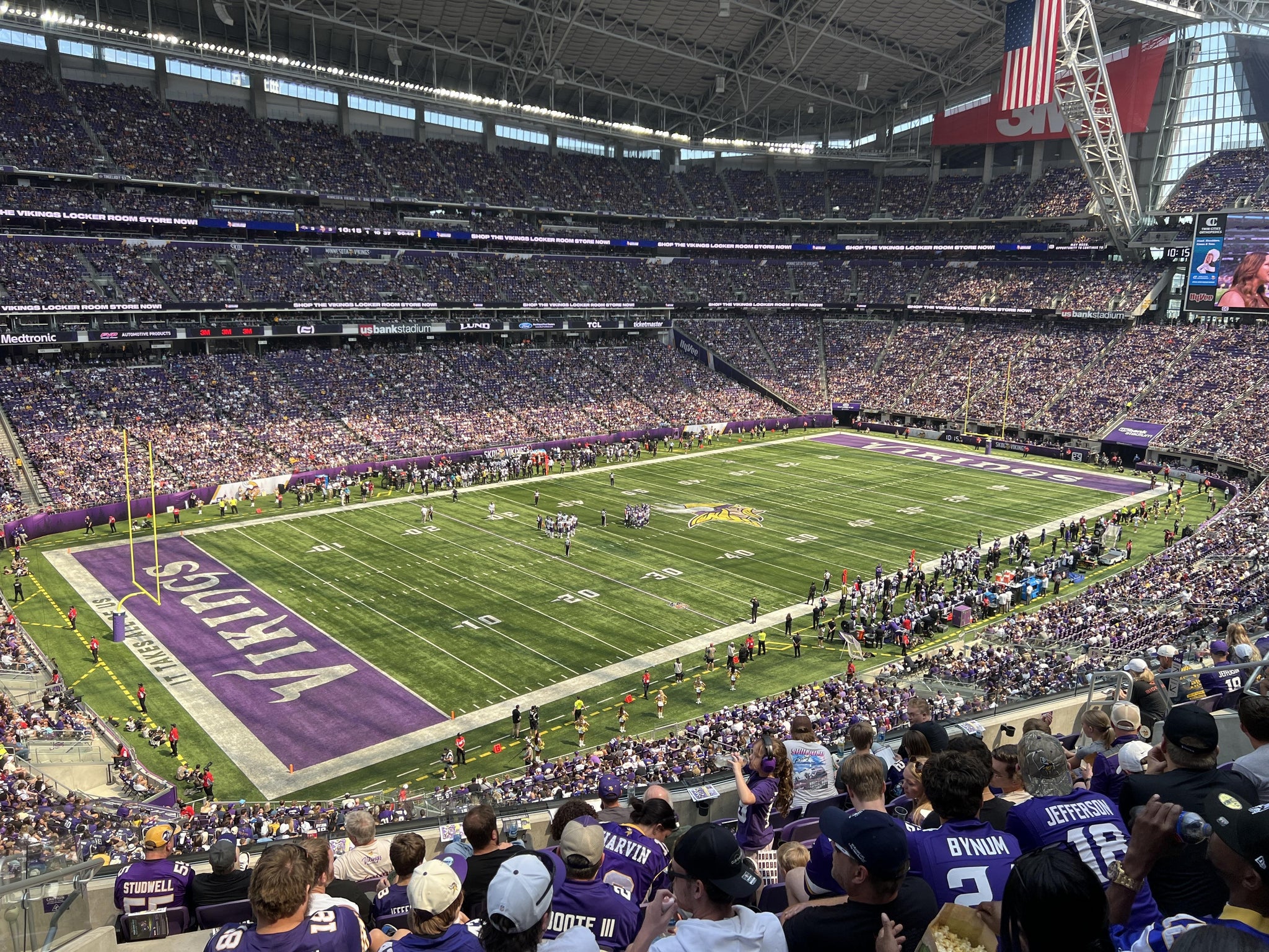 Vue réelle des fans prise de la Section 240 au site U.S. Bank Stadium par Ricardo L