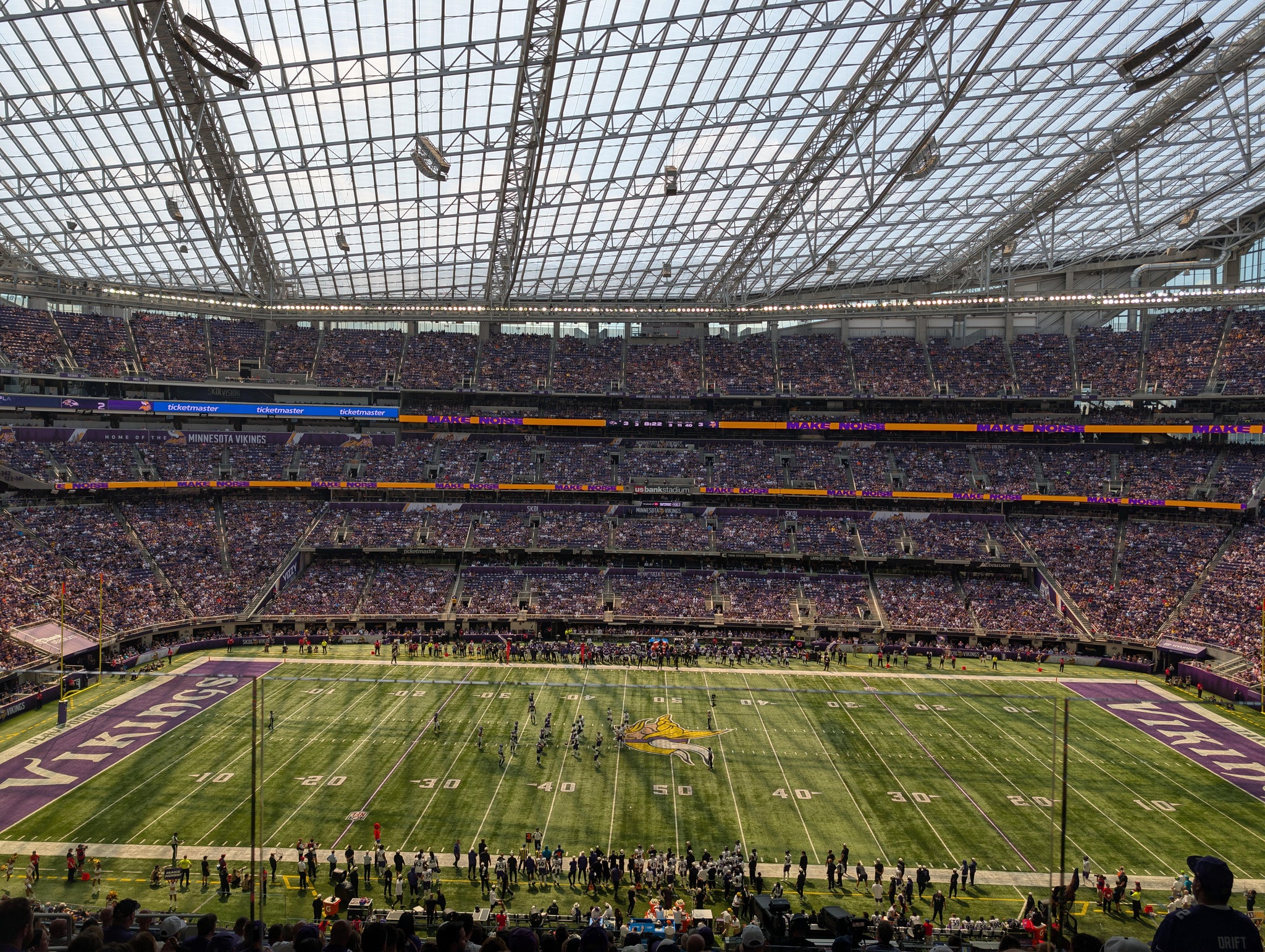 Vue réelle des fans prise de la Section C 3 au site U.S. Bank Stadium par Gabriela L