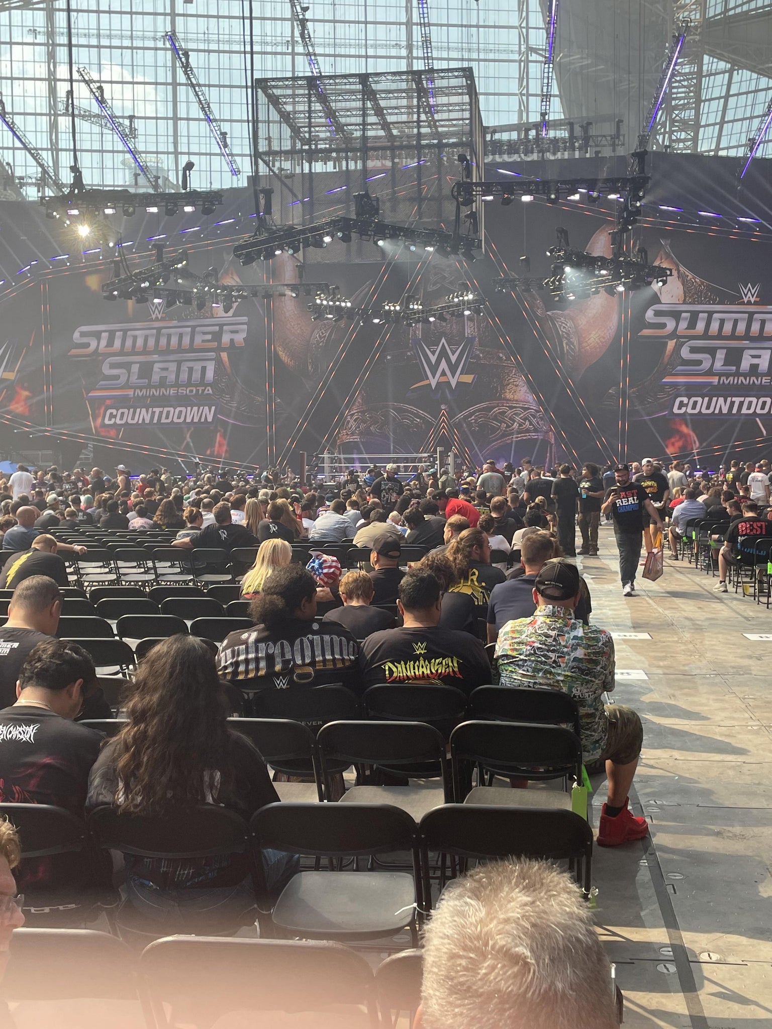 Vue réelle des fans prise de la Floor D 8 au site U.S. Bank Stadium par Blake H