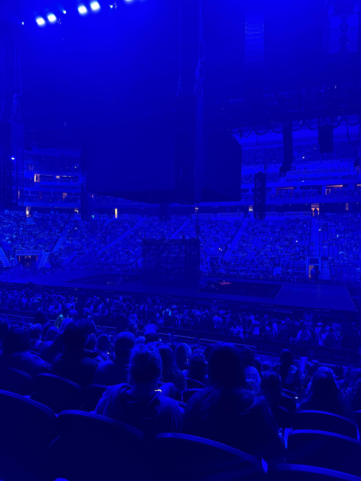 Vue réelle des fans prise de la Section 103 au site UBS Arena par Dalia B