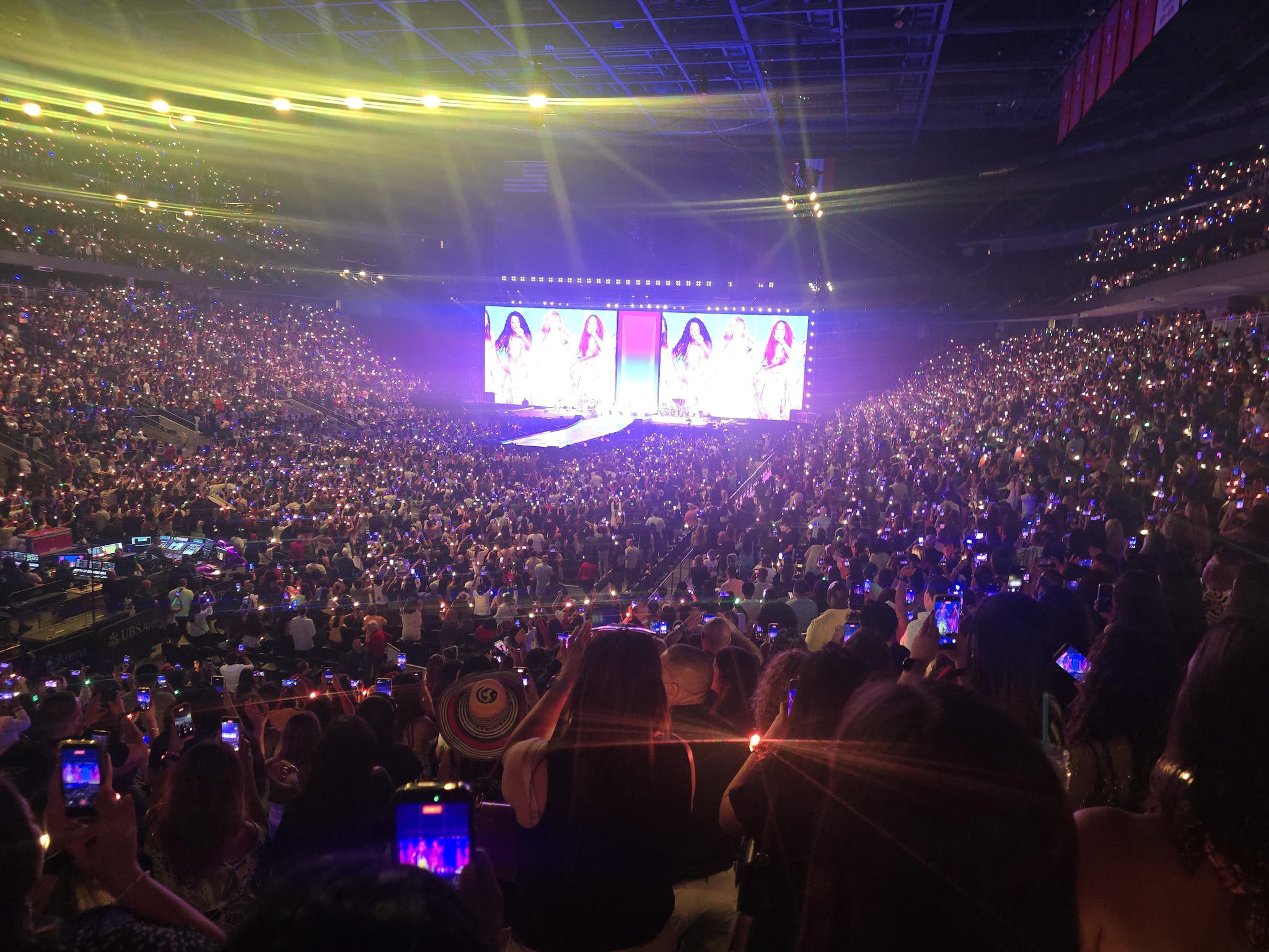 Vue réelle des fans prise de la Section 107 au site UBS Arena par Ana S