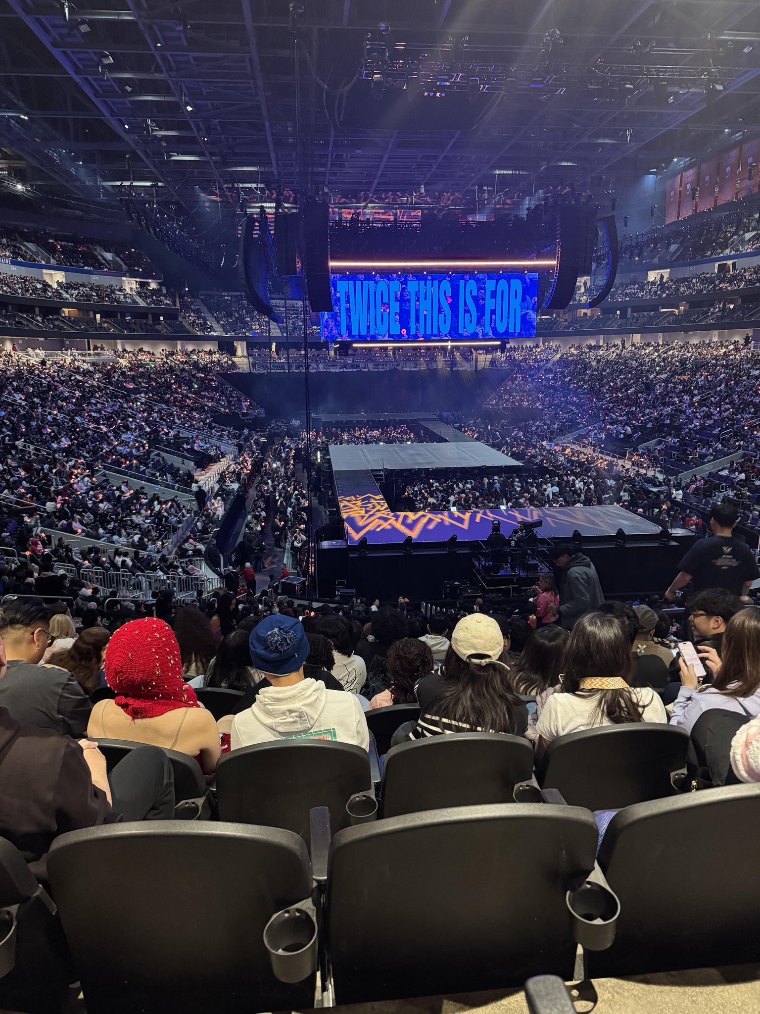 Vue réelle des fans prise de la Section 110 au site UBS Arena par Sebastian P