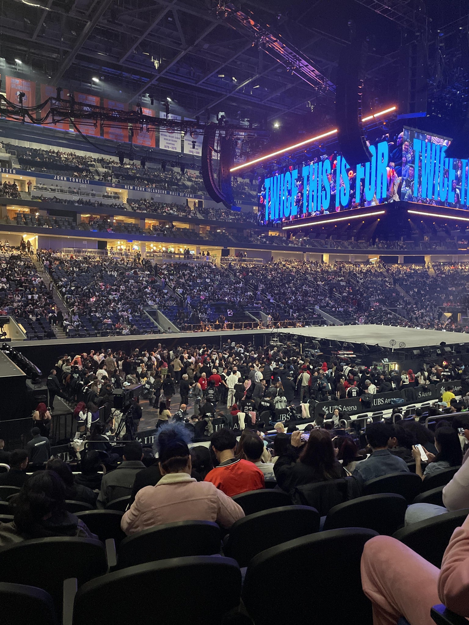 Vue réelle des fans prise de la Section 117 au site UBS Arena par Candy T