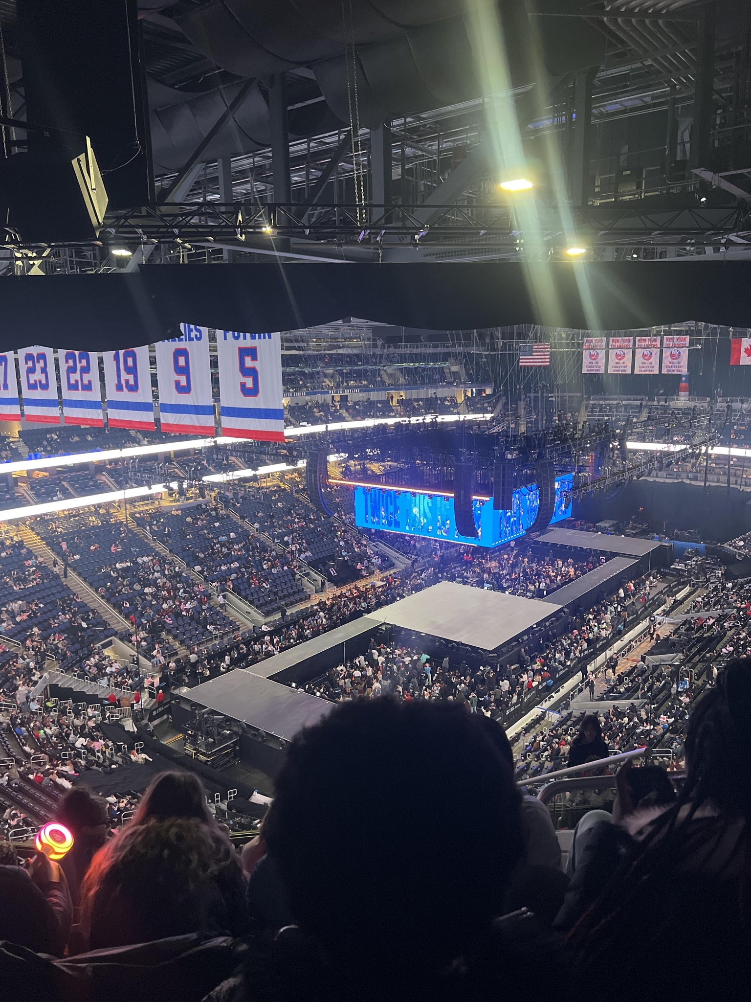 Vue réelle des fans prise de la Section 311 au site UBS Arena par Rosa Q