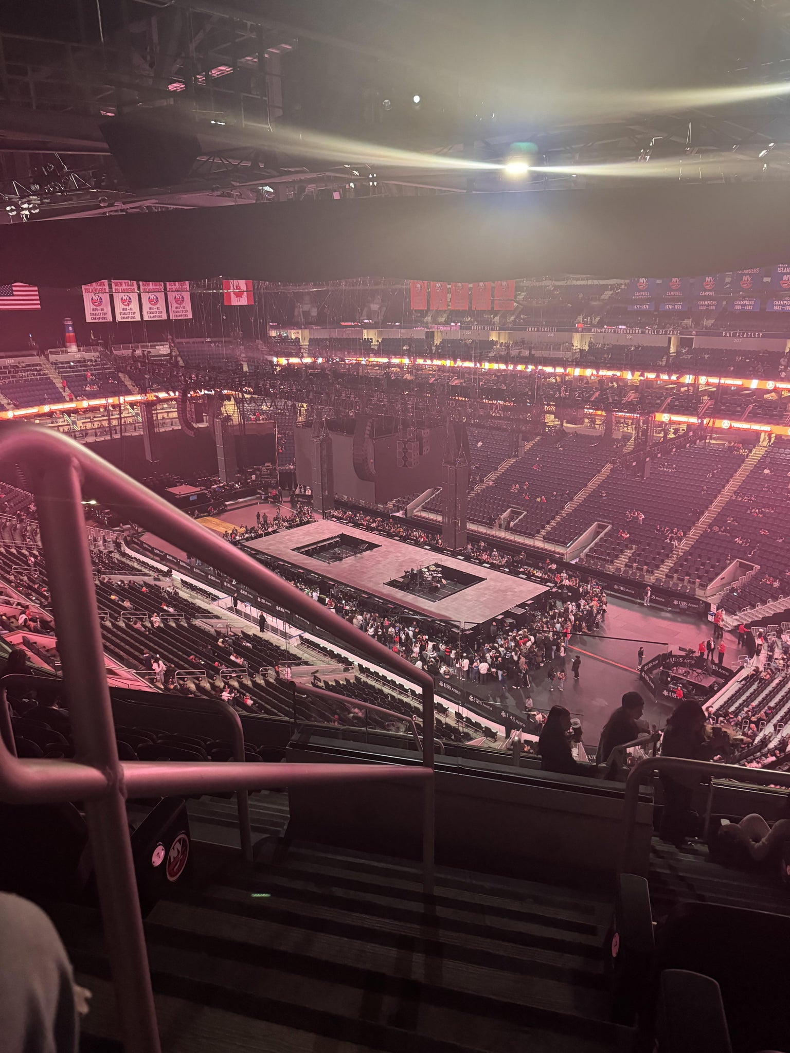Vue réelle des fans prise de la Section 317 au site UBS Arena par Abigail M