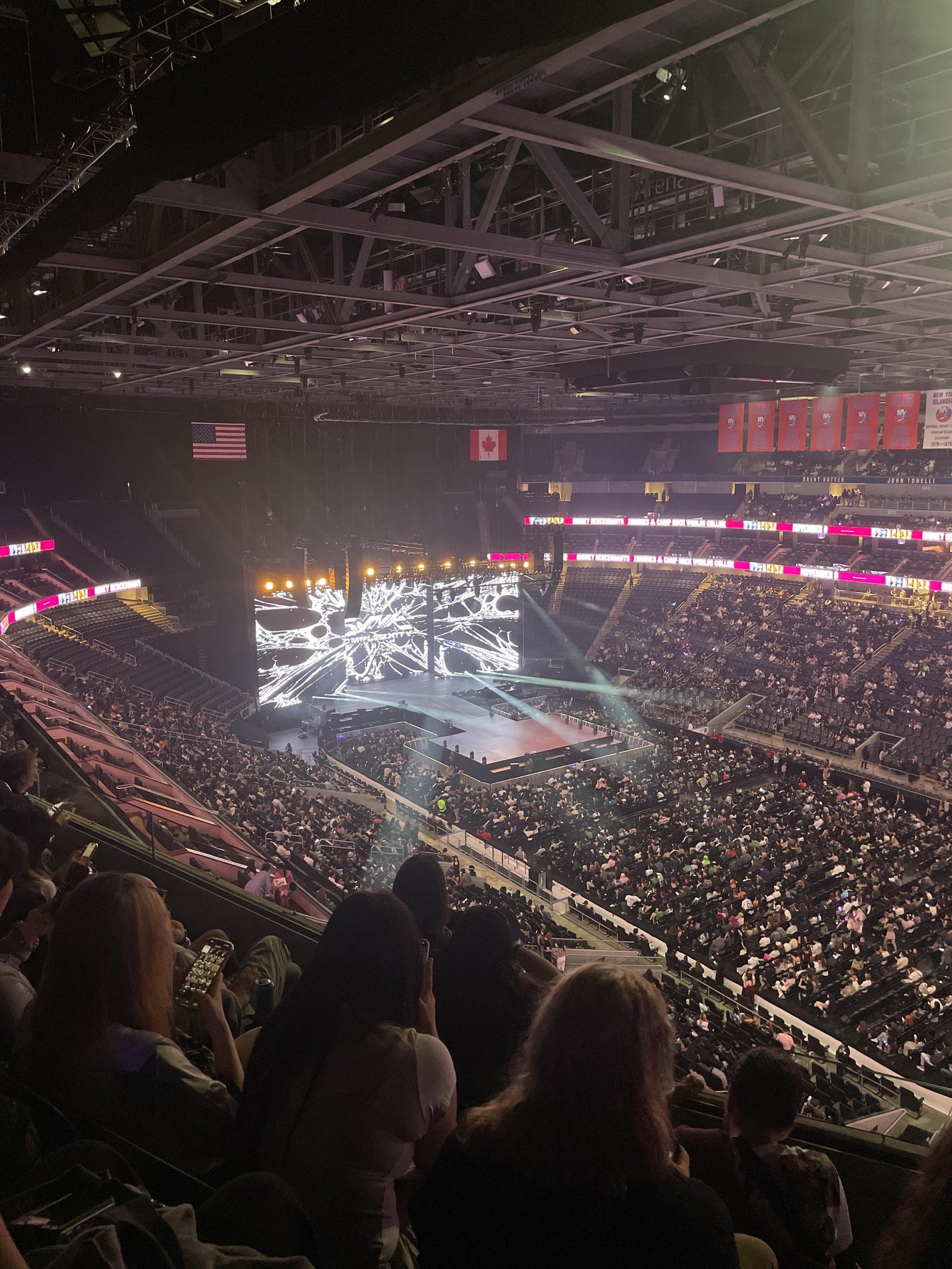 Vue réelle des fans prise de la Section 318 au site UBS Arena par Candy T