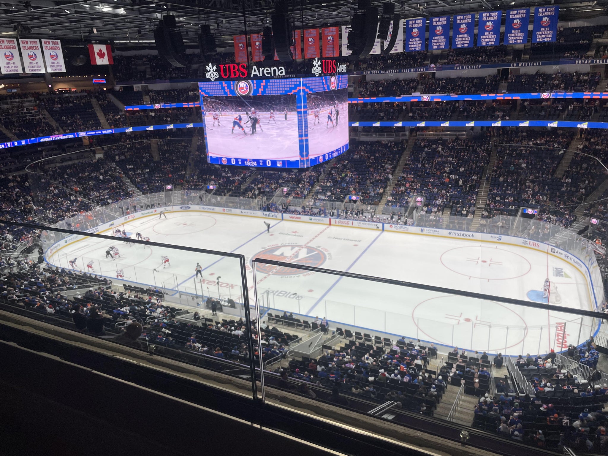 Vue réelle des fans prise de la Section 319 au site UBS Arena par Nicholas D