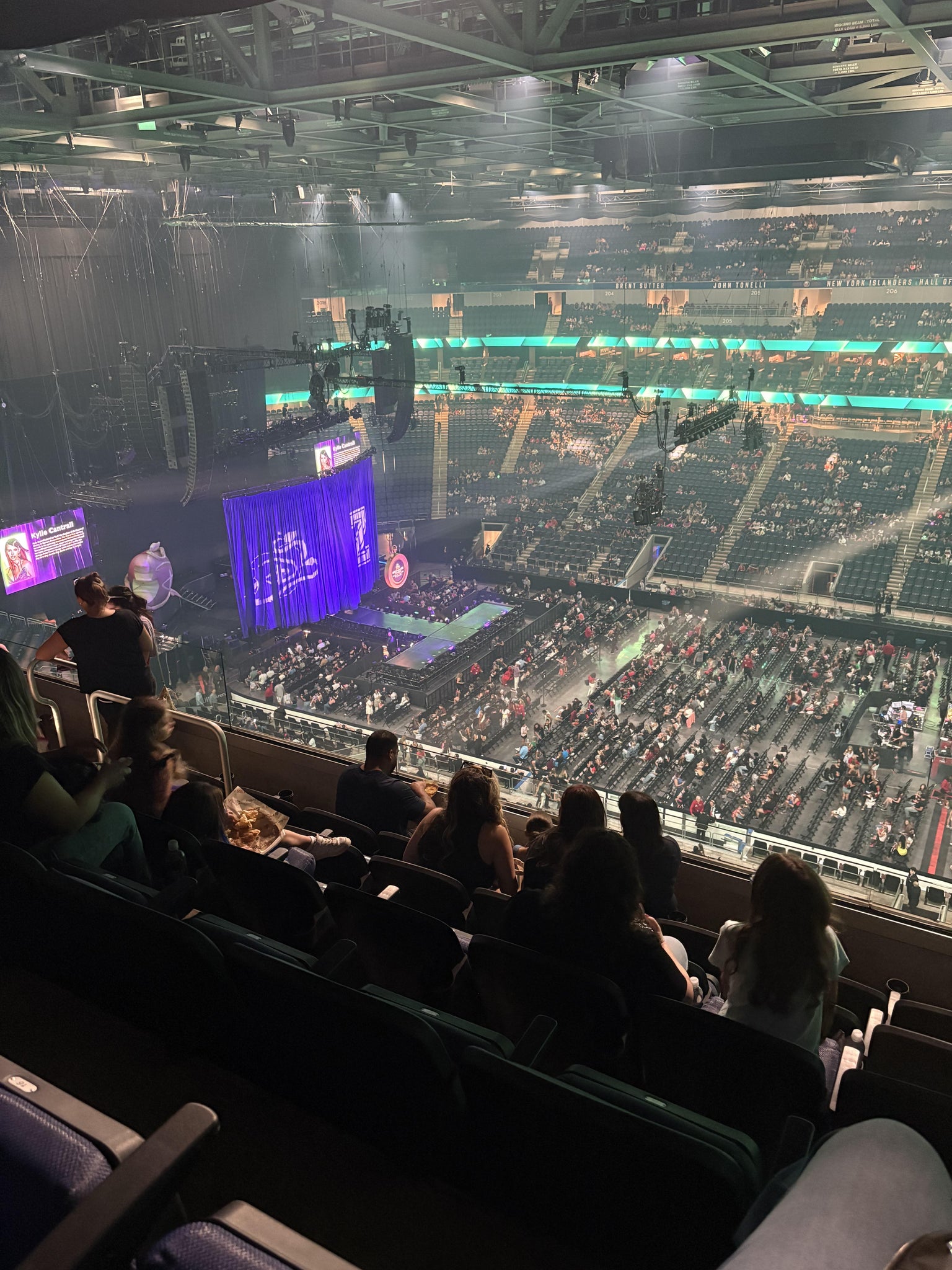 Vue réelle des fans prise de la Section 320 au site UBS Arena par Danika H
