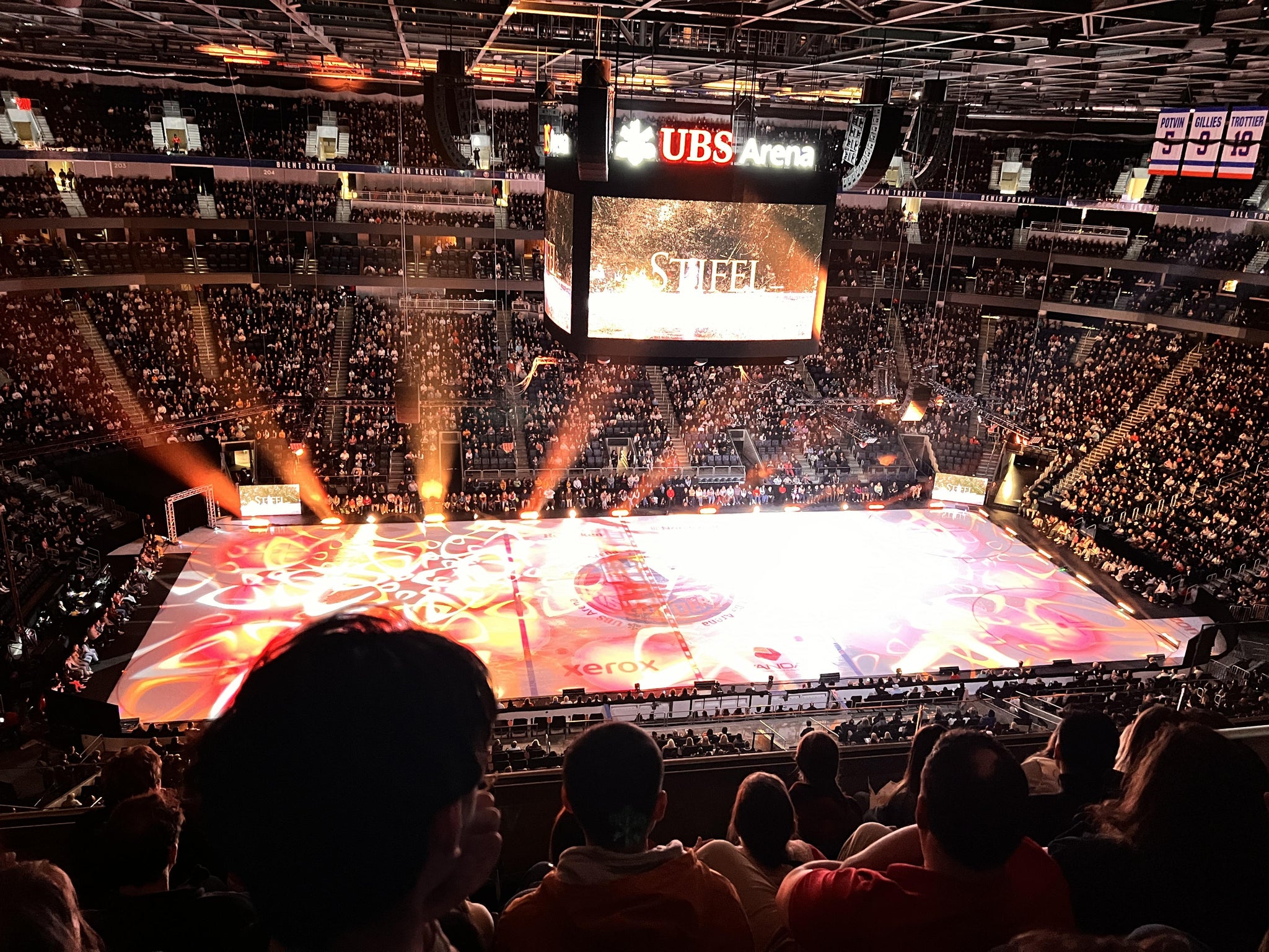 Vue réelle des fans prise de la Section 322 au site UBS Arena par Olivia D