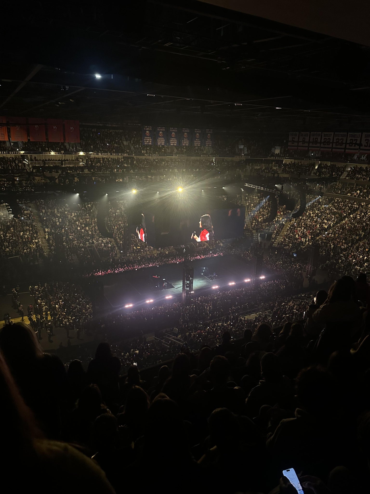 Vue réelle des fans prise de la Section 323 au site UBS Arena par Ferda E