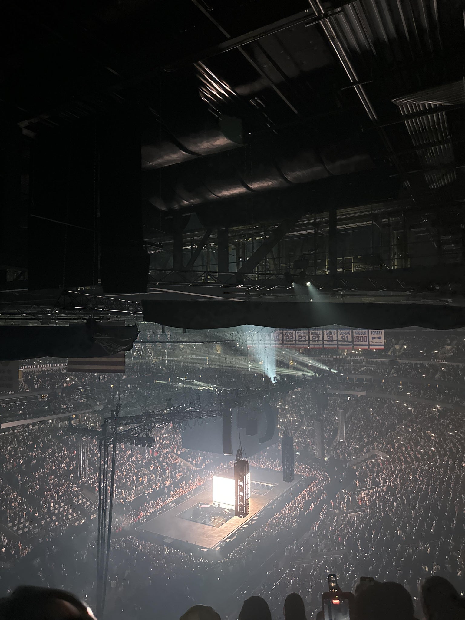 Vue réelle des fans prise de la Section 326 au site UBS Arena par Andrey G