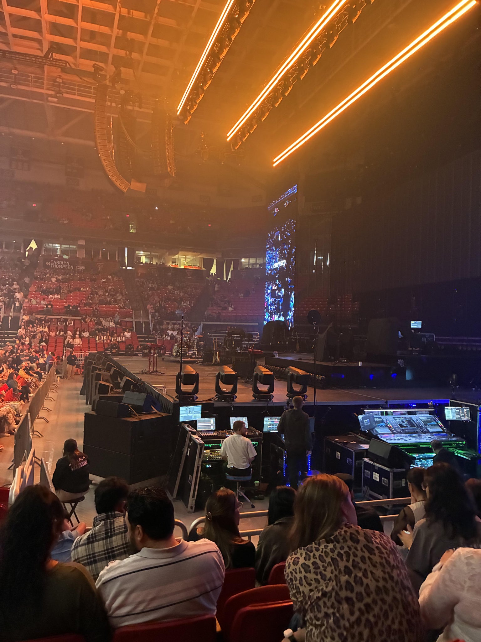 Vue réelle des fans prise de la Section 112 au site United Supermarkets Arena par Bella C