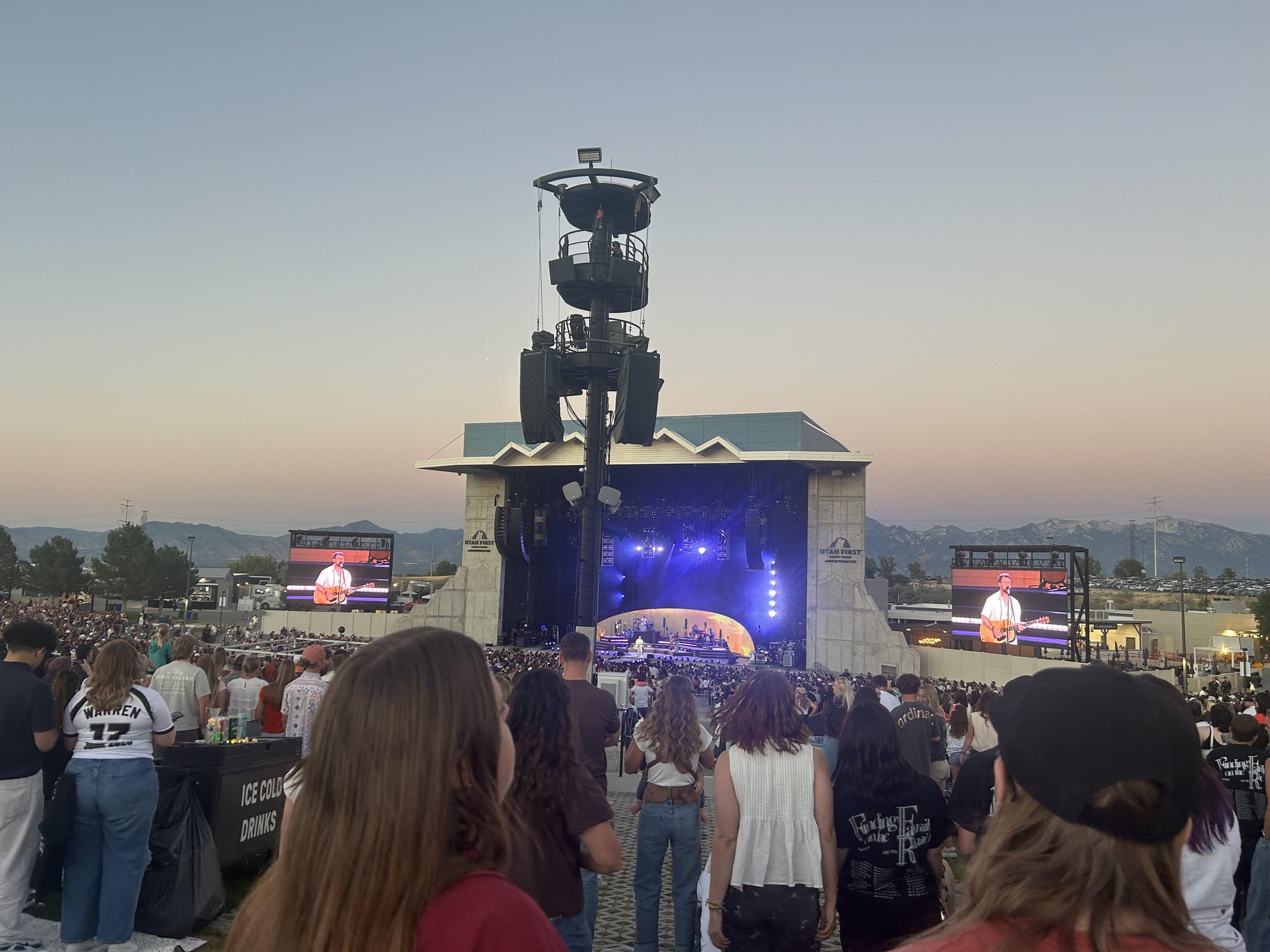 Vue réelle des fans prise de la GA Lawn au site Utah First Credit Union Amphitheatre par Taylee T