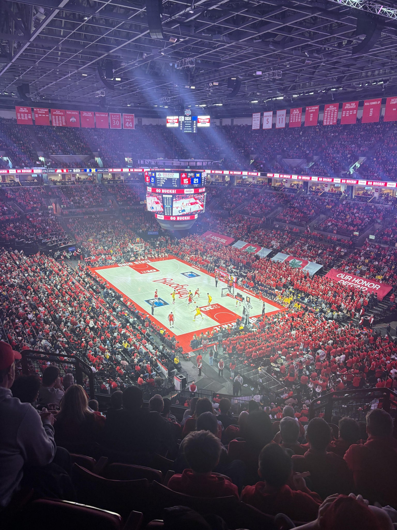 Vue réelle des fans prise de la Section 317 au site Value City Arena at Schottenstein Center par Saif H