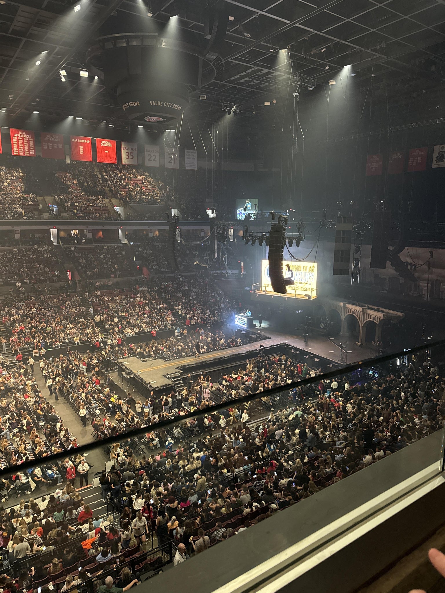Vue réelle des fans prise de la Section 324 au site Value City Arena at Schottenstein Center par Brittany C
