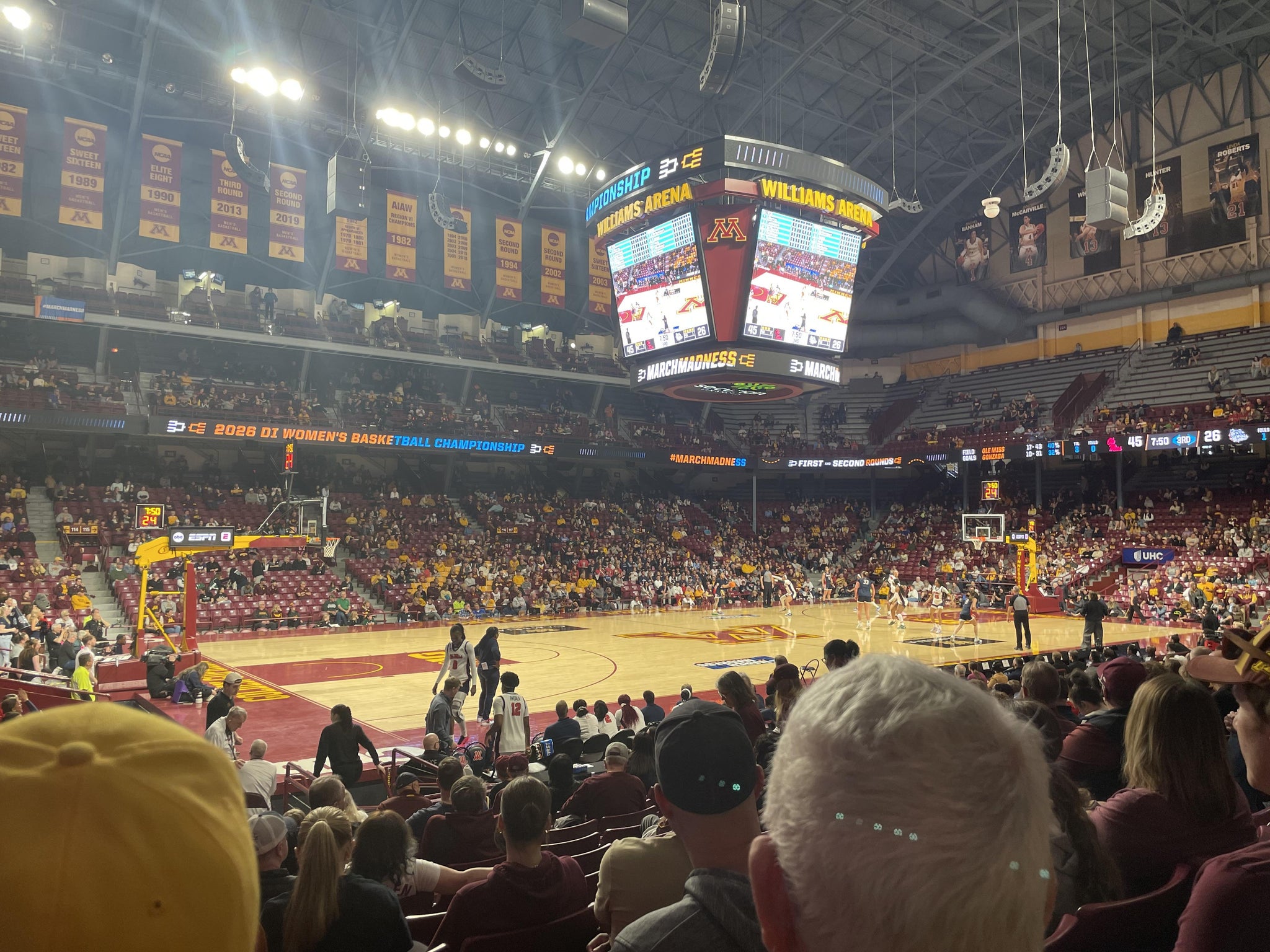 Vue réelle des fans prise de la Section 108 au site Williams Arena par Jesse Y