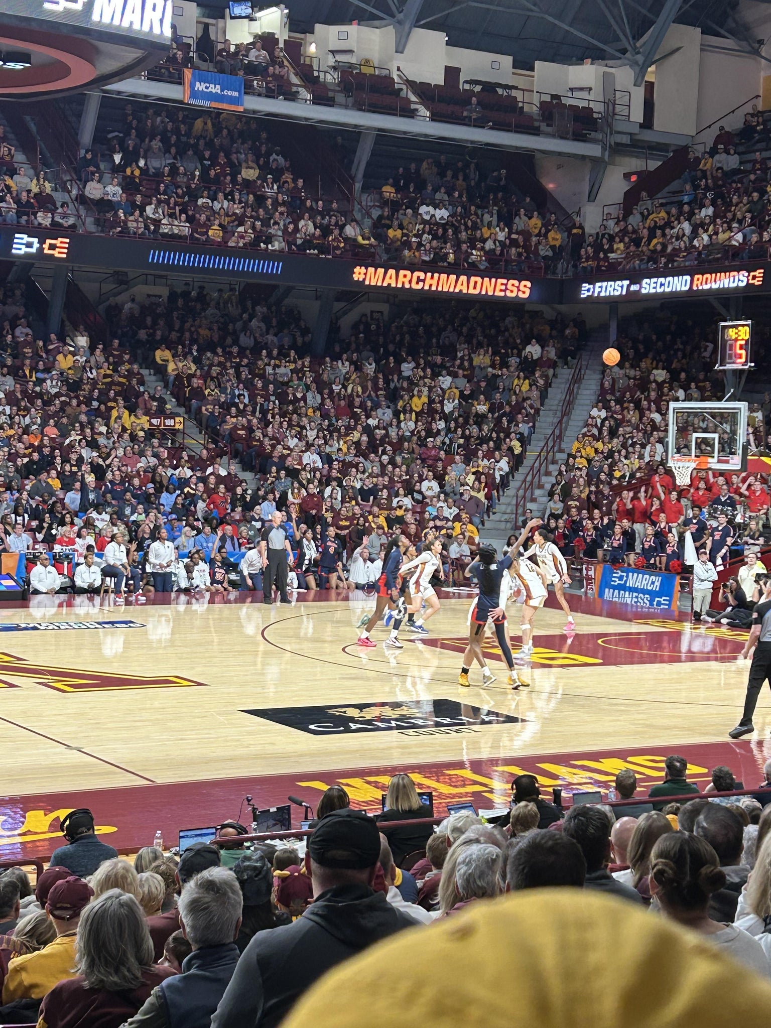 Vue réelle des fans prise de la Section 117 au site Williams Arena par Harlan A